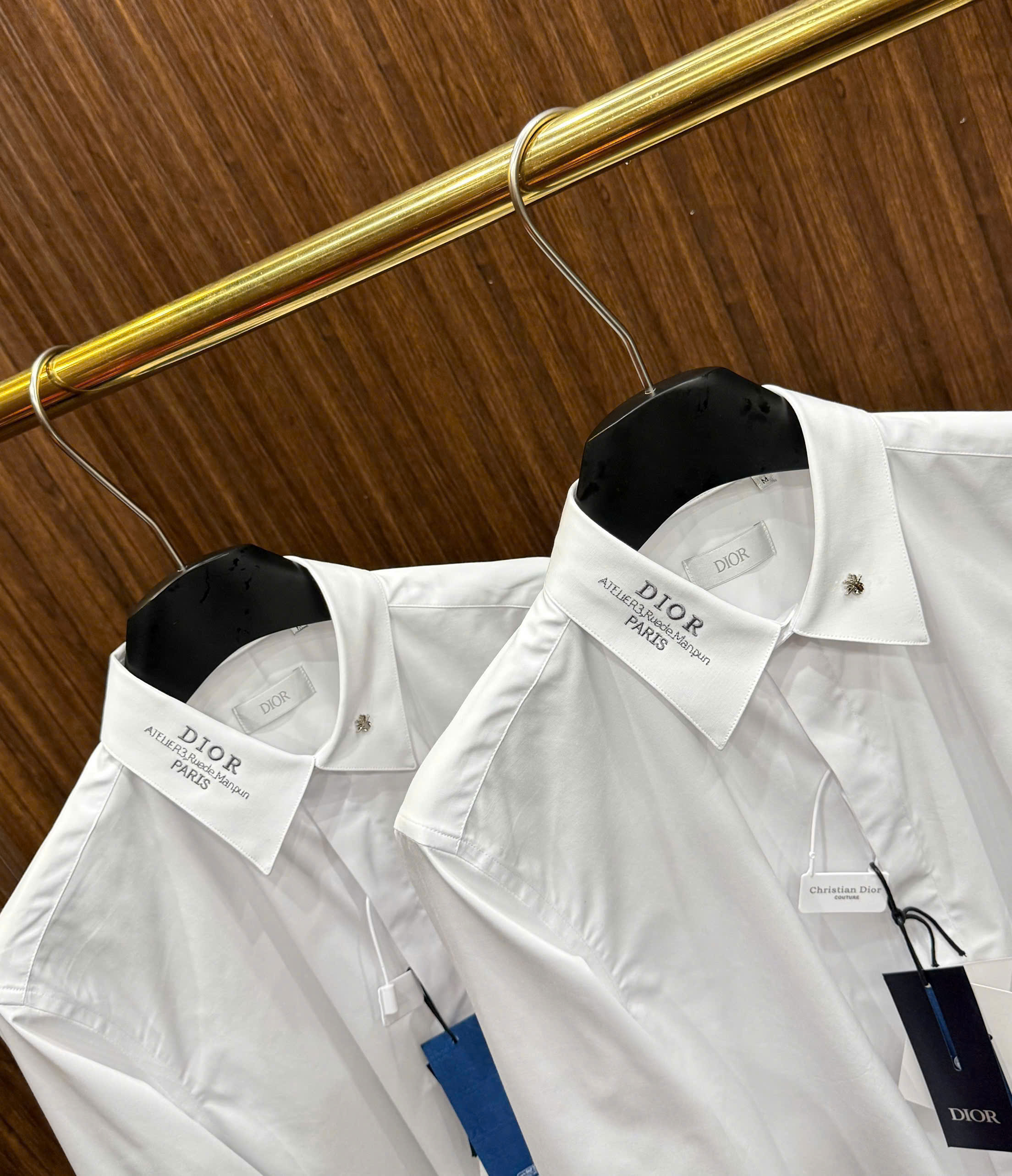 Áo sơ mi Dior CD logo thêu cổ tag ong bạc Like Auth S-XL MK
