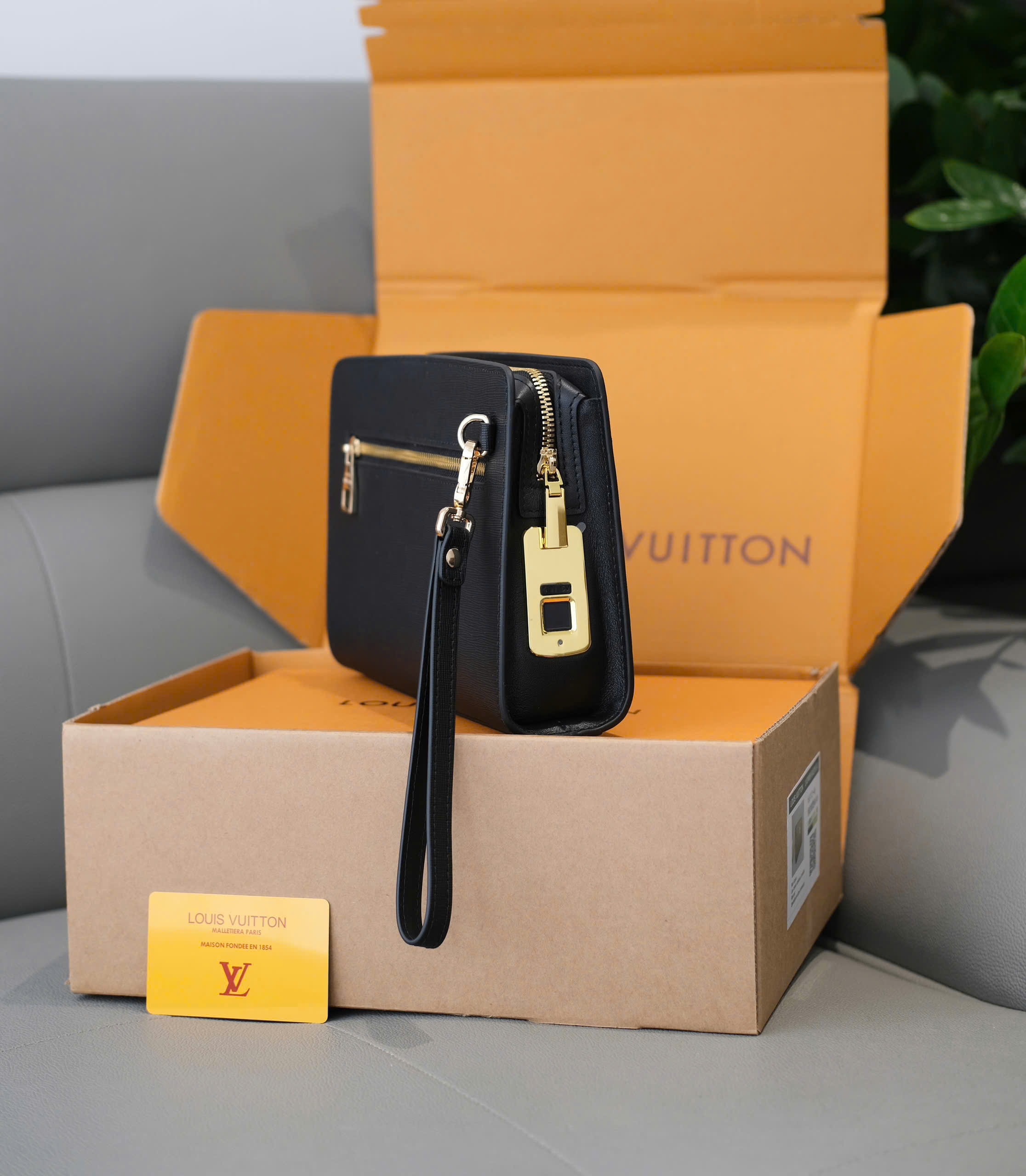 Túi ví Clutch Louis Vuitton LV trơn 2 ngăn logo tag vàng khóa vân tay Like Auth 25x17x6 DDT