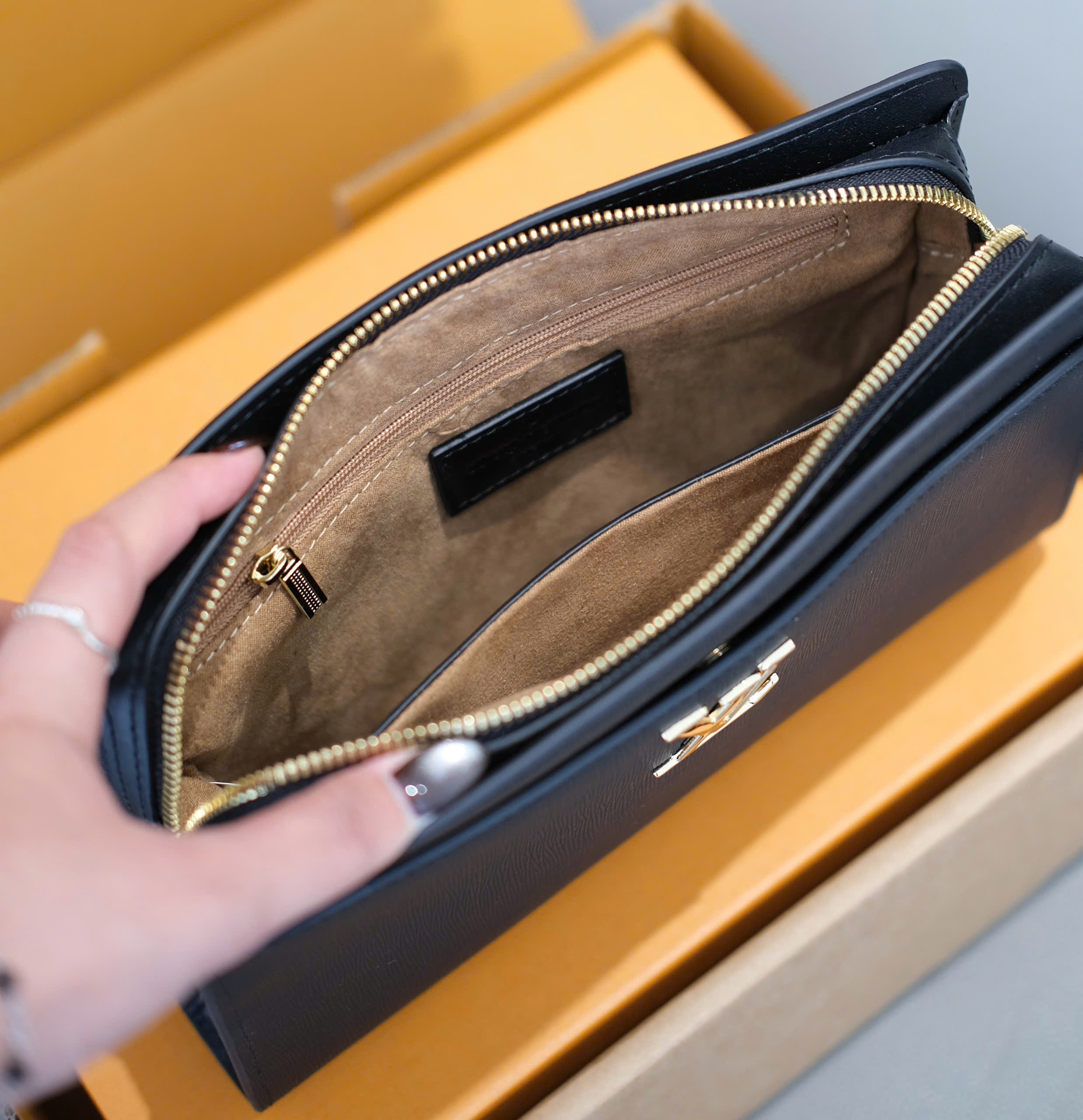 Túi ví Clutch Louis Vuitton LV trơn 2 ngăn logo tag vàng khóa vân tay Like Auth 25x17x6 DDT