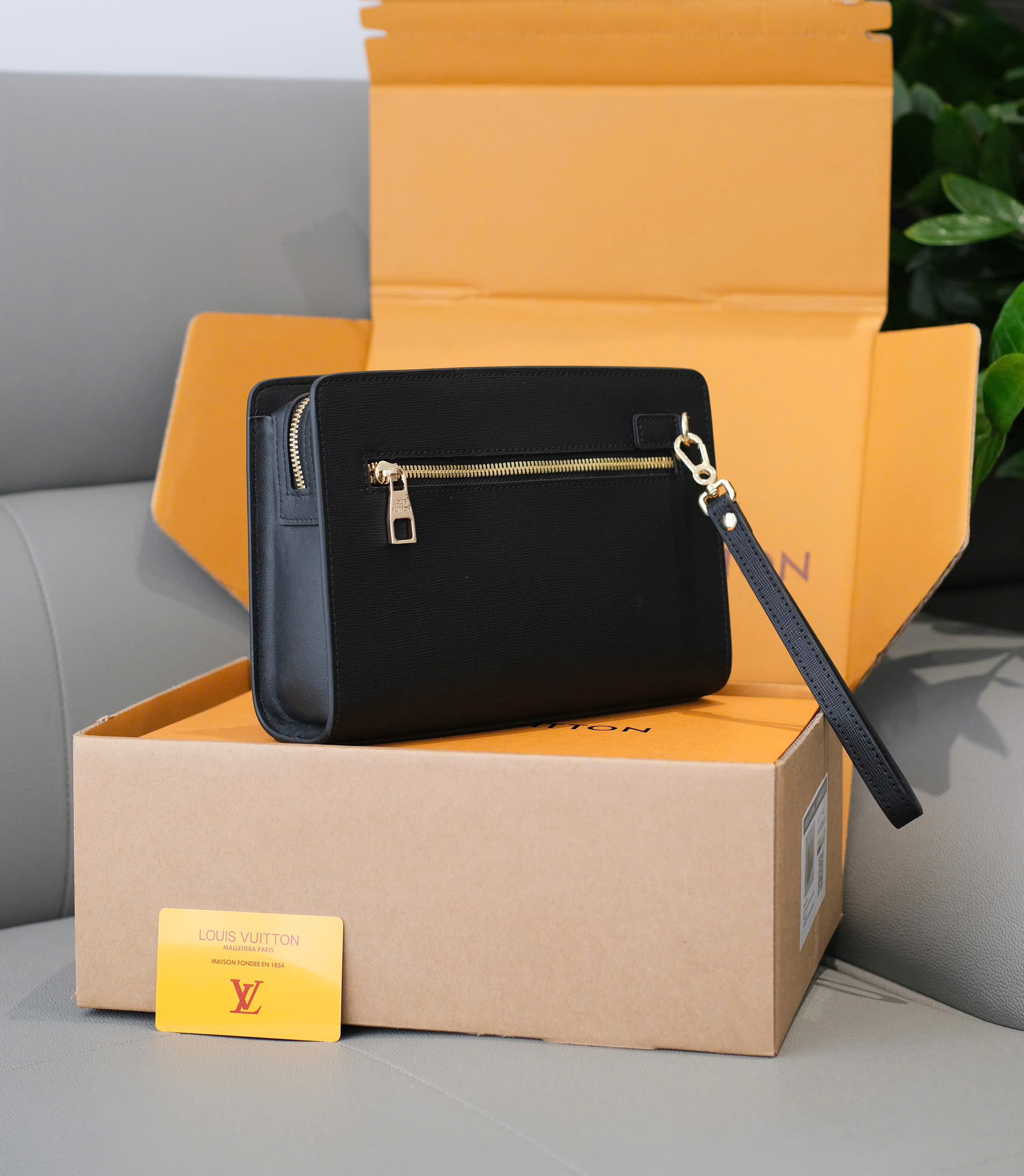 Túi ví Clutch Louis Vuitton LV trơn 2 ngăn logo tag vàng khóa vân tay Like Auth 25x17x6 DDT