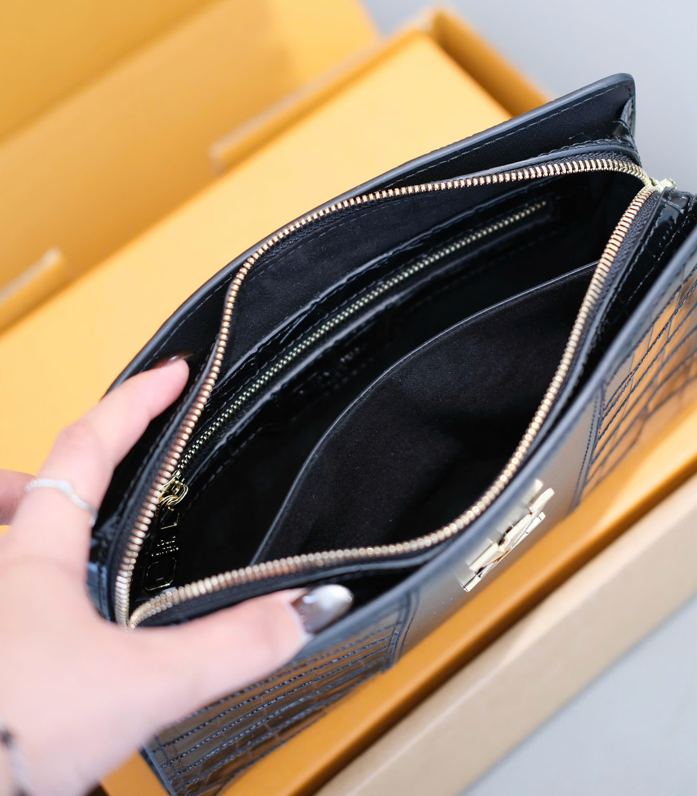 Túi ví Clutch Louis Vuitton LV thiết kế da cá sấu logo tag vàng khóa vân tay Like Auth 25x17x6 DDT