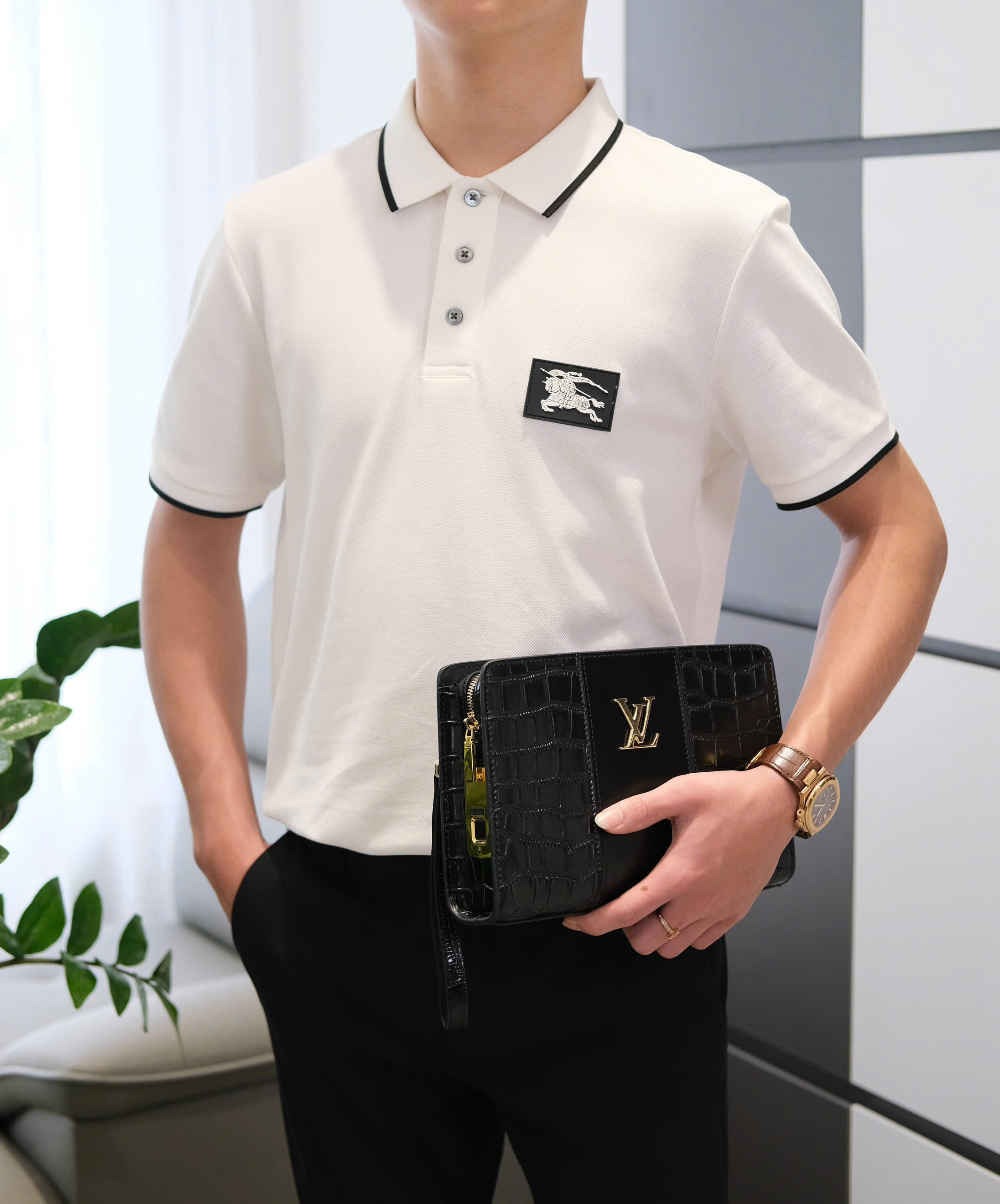 Túi ví Clutch Louis Vuitton LV thiết kế da cá sấu logo tag vàng khóa vân tay Like Auth 25x17x6 DDT