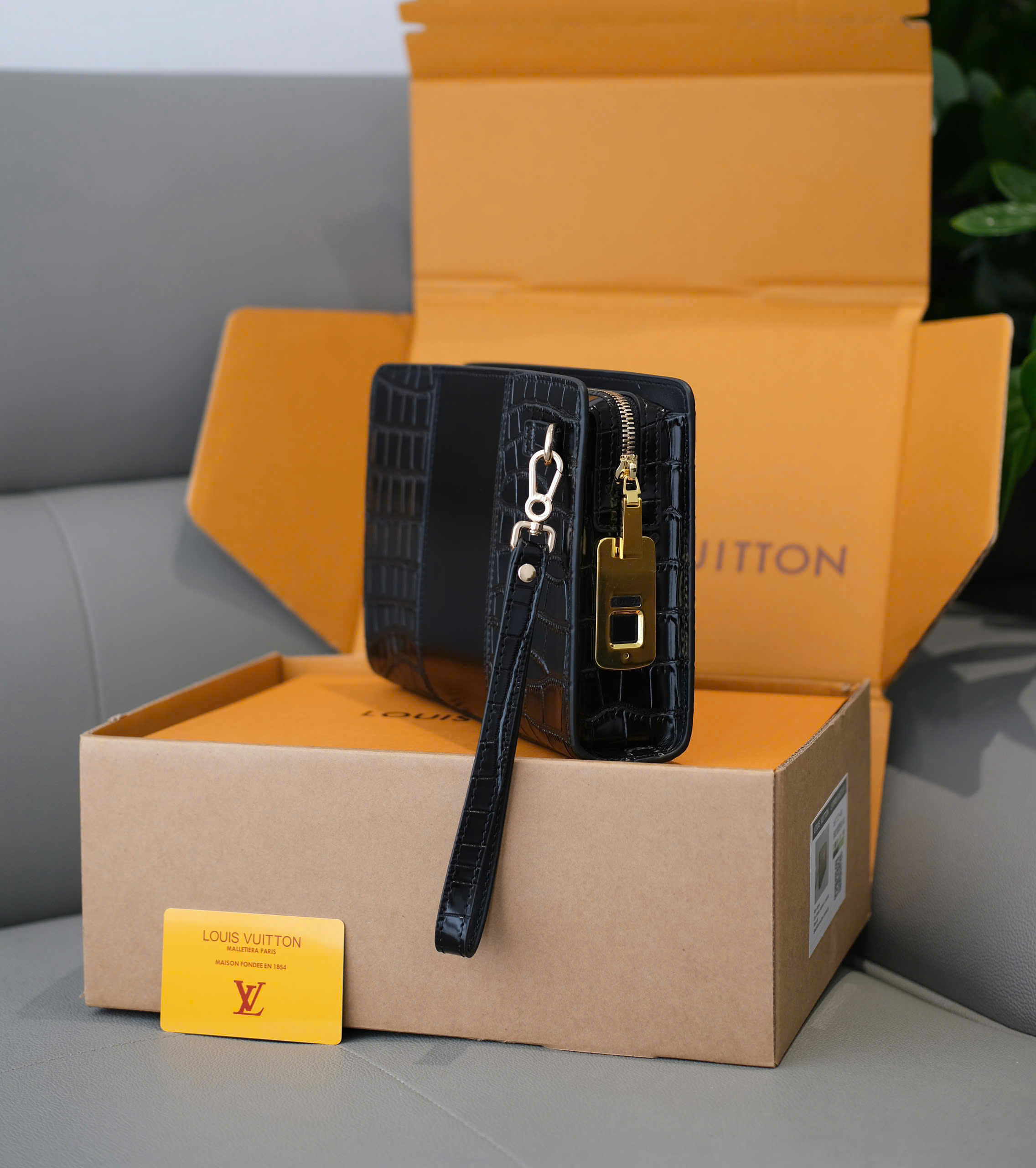 Túi ví Clutch Louis Vuitton LV thiết kế da cá sấu logo tag vàng khóa vân tay Like Auth 25x17x6 DDT
