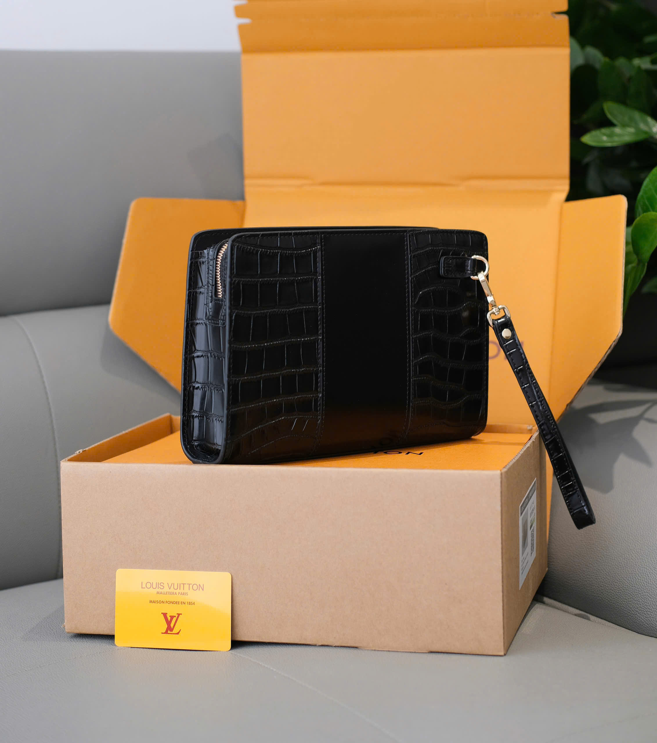 Túi ví Clutch Louis Vuitton LV thiết kế da cá sấu logo tag vàng khóa vân tay Like Auth 25x17x6 DDT