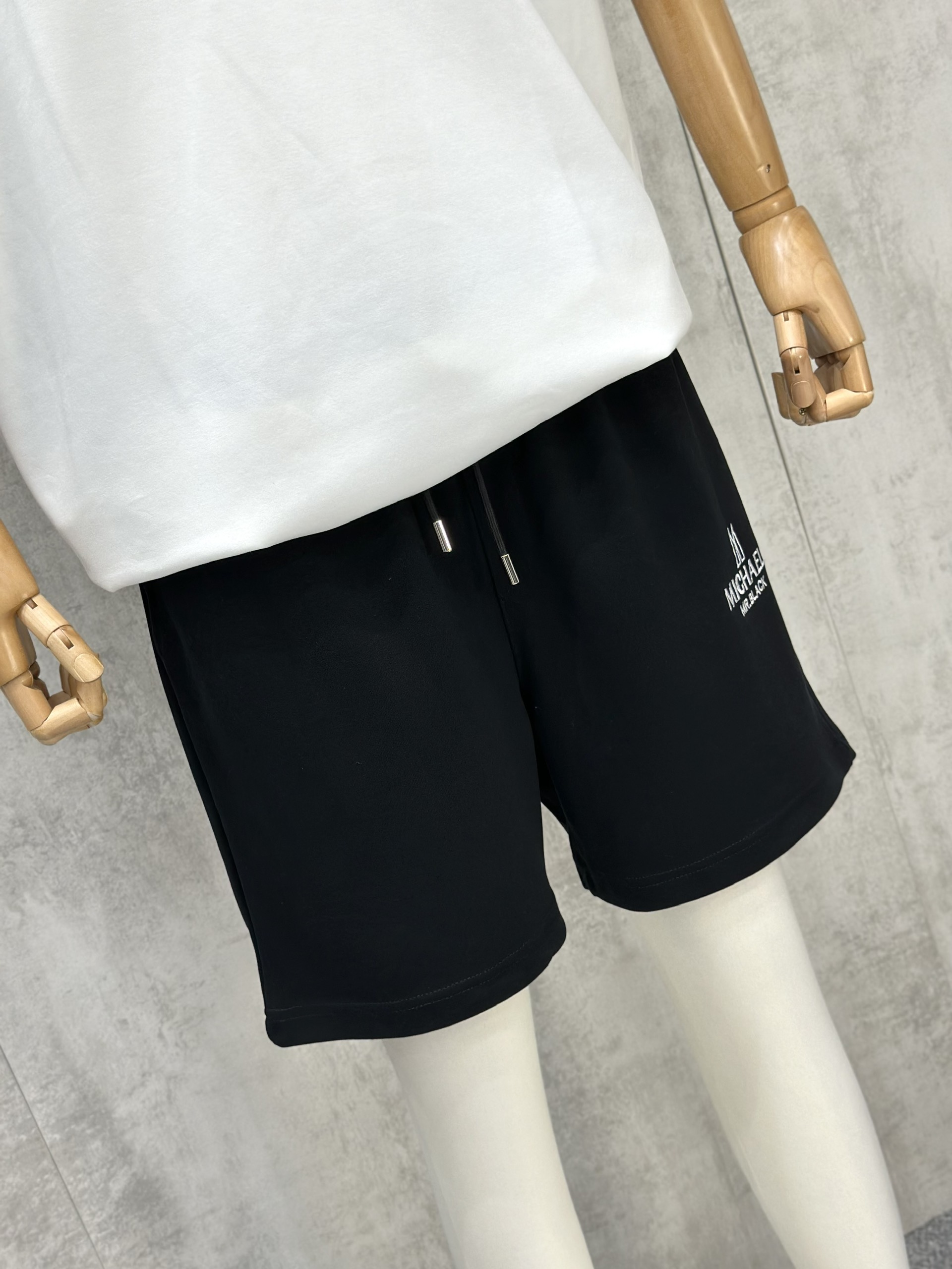 Quần short ngố nỉ Michael Black logo thêu đùi túi sau Like Auth S-XL VTNMI