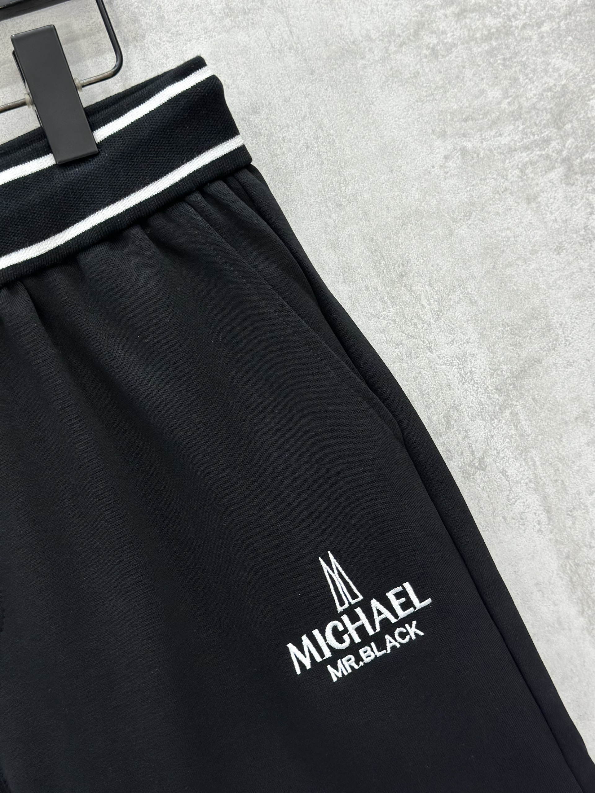 Quần short ngố nỉ Michael Black logo thêu đùi túi sau Like Auth S-XL VTNMI