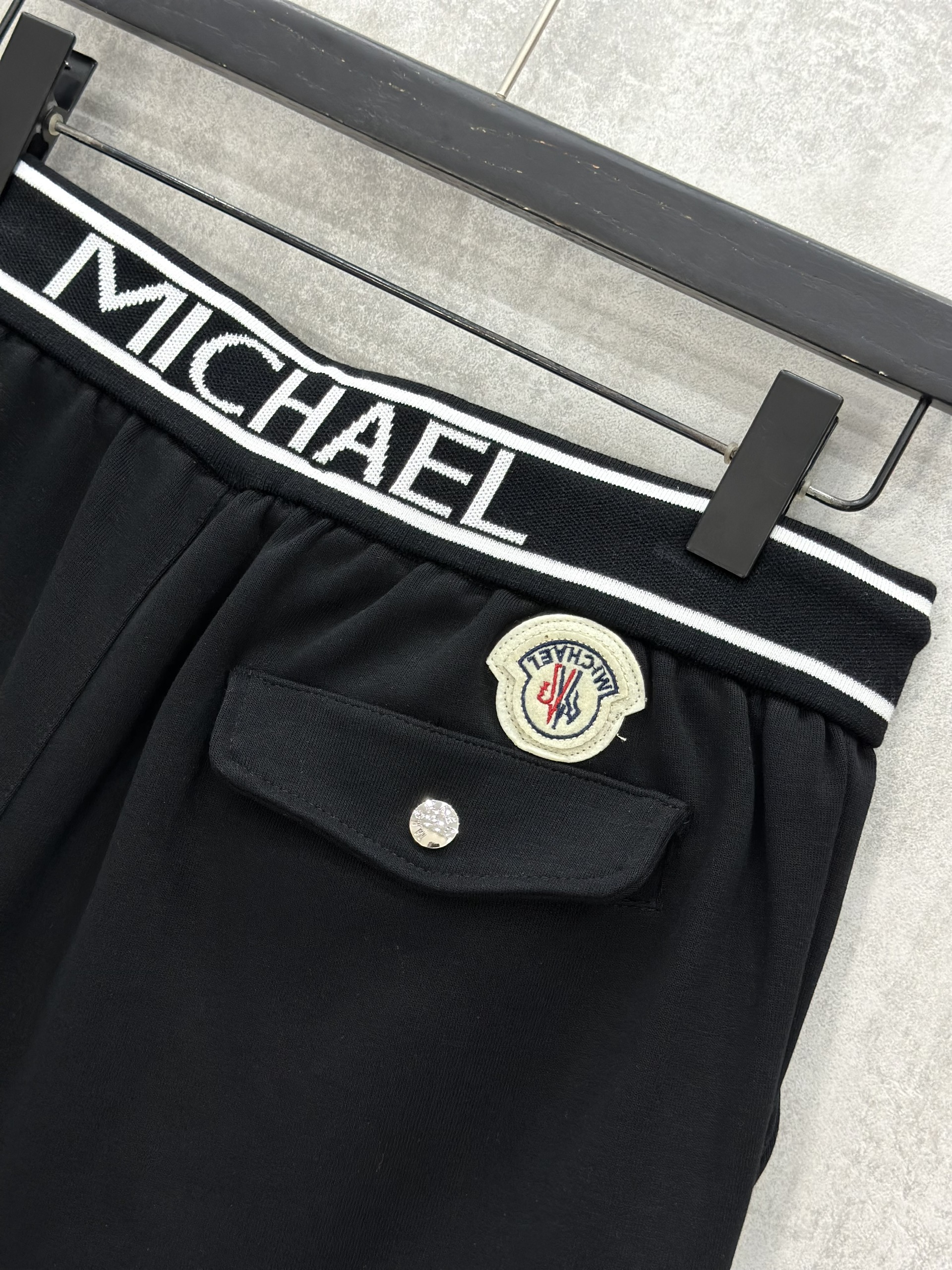 Quần short ngố nỉ Michael Black logo thêu đùi túi sau Like Auth S-XL VTNMI