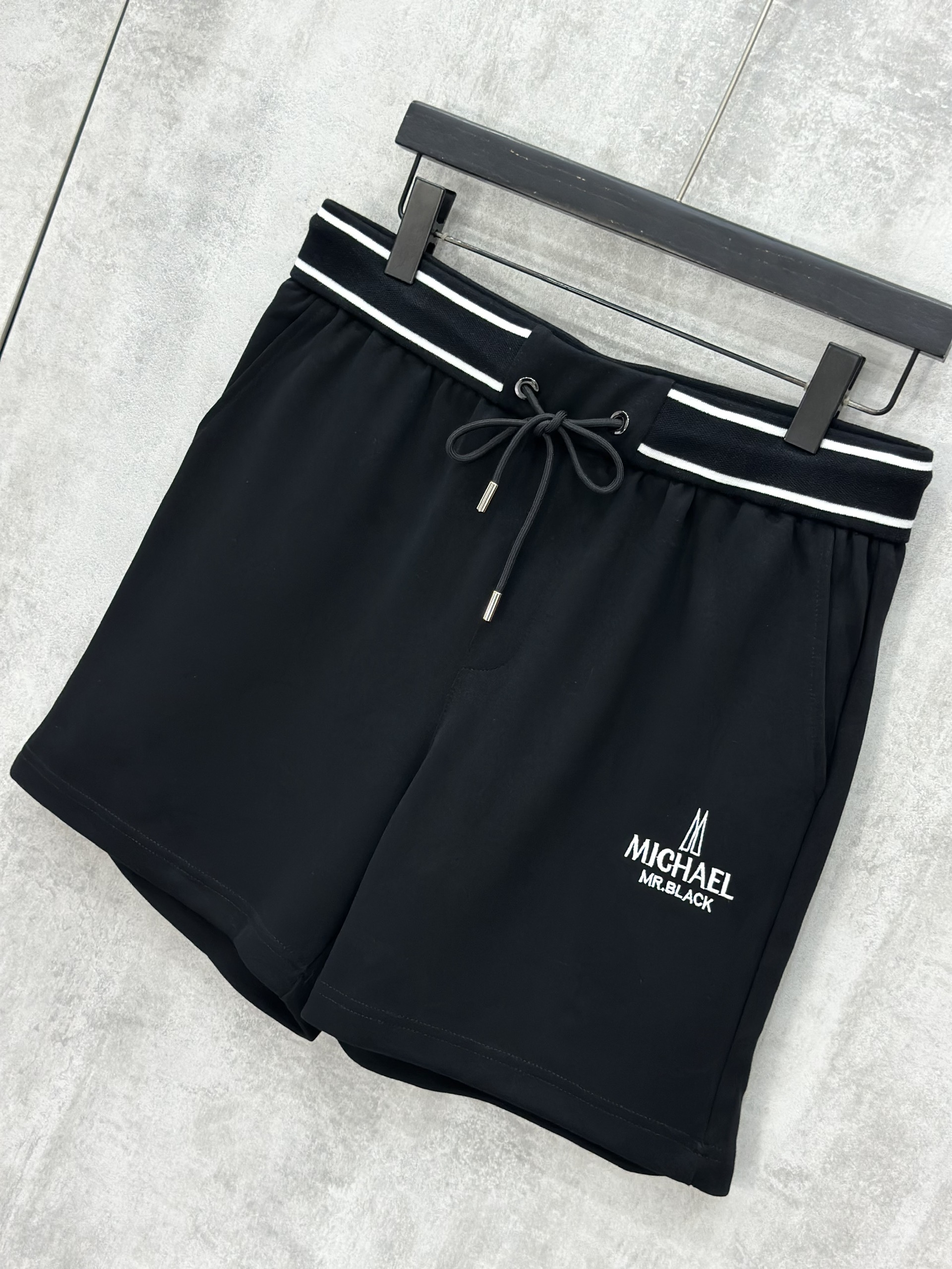 Quần short ngố nỉ Michael Black logo thêu đùi túi sau Like Auth S-XL VTNMI