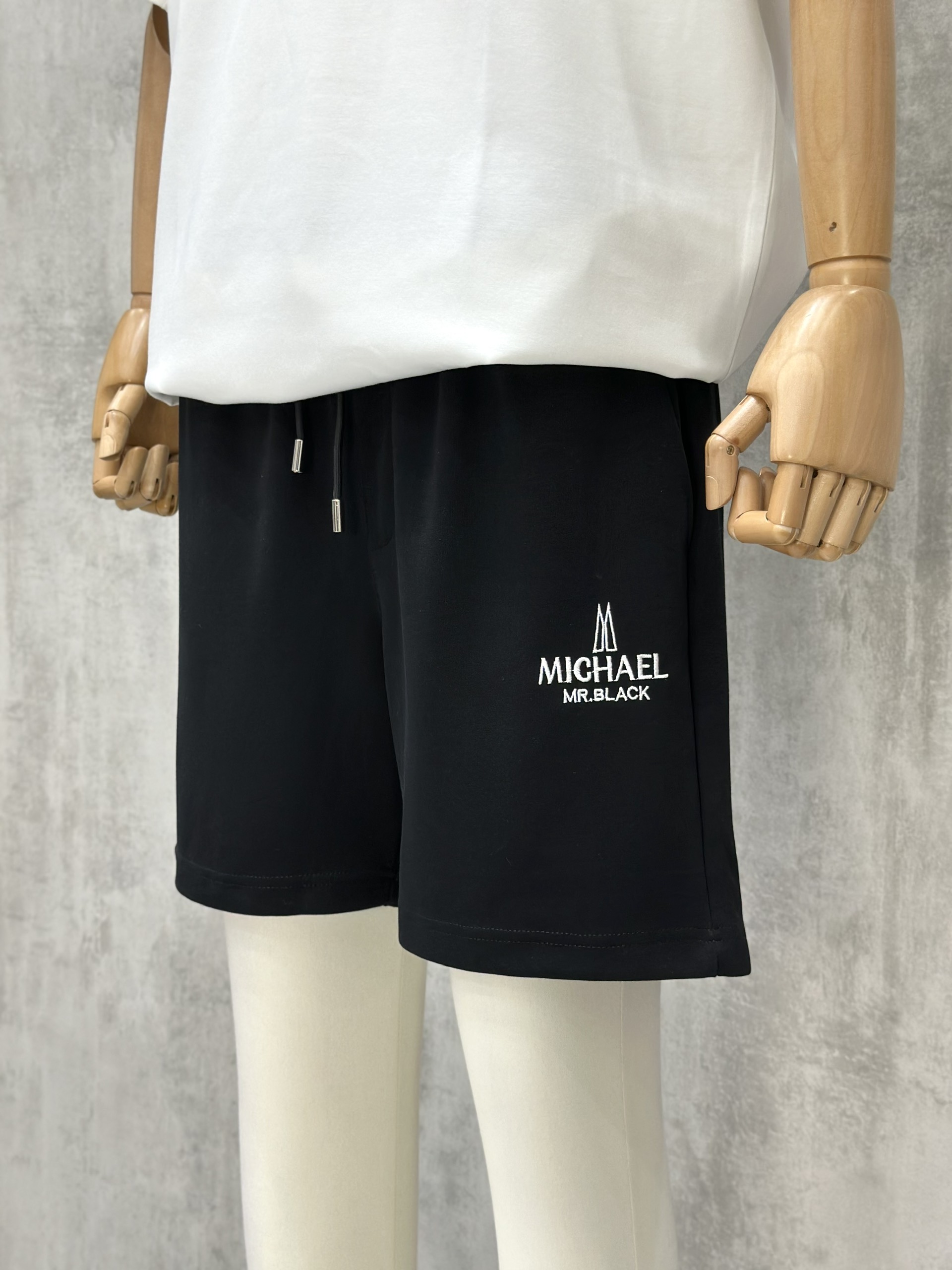 Quần short ngố nỉ Michael Black logo thêu đùi túi sau Like Auth S-XL VTNMI