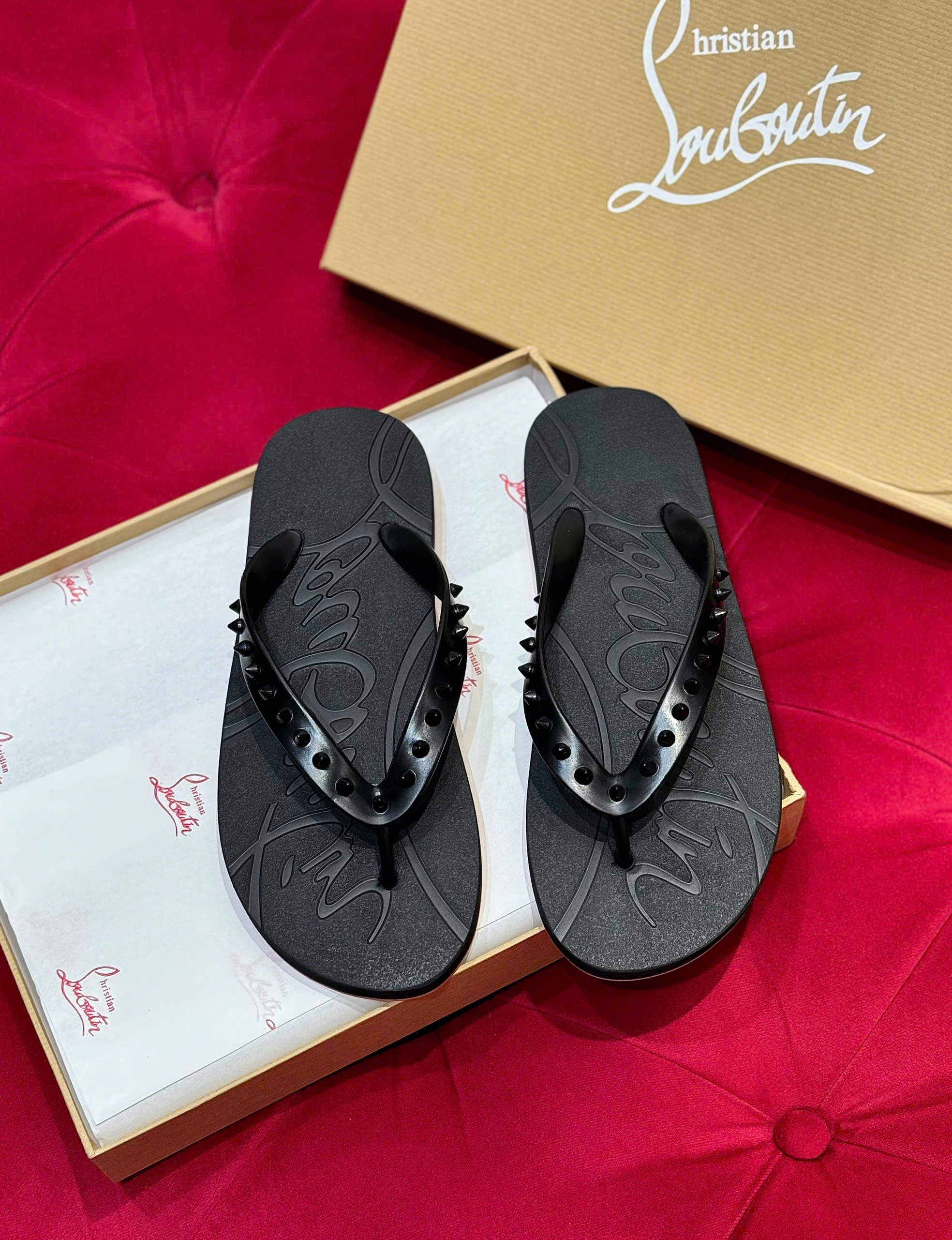 Dép tông xỏ ngón flip flop Louboutin logo đế khắc quai tán đinh Like Auth 38-43 MK
