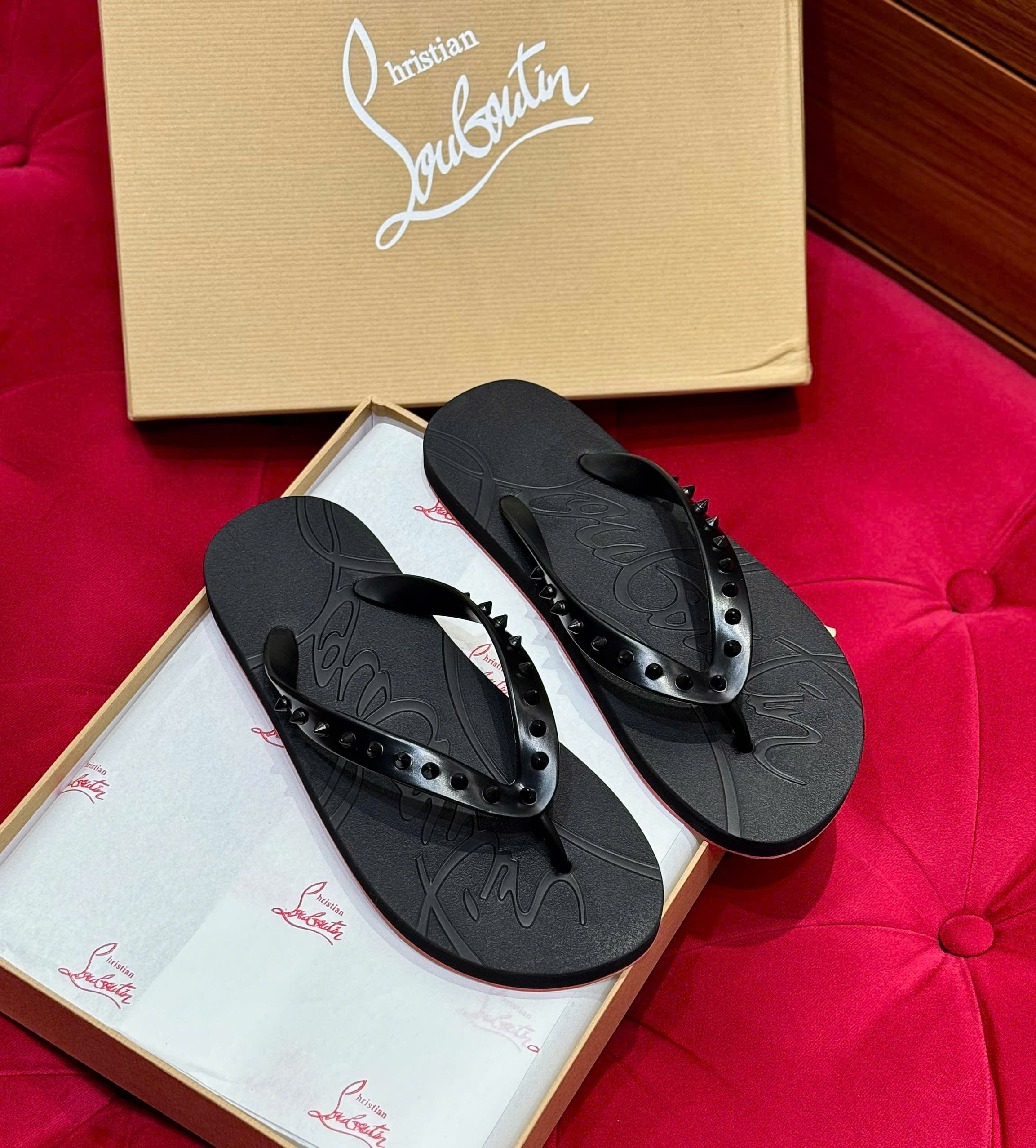 Dép tông xỏ ngón flip flop Louboutin logo đế khắc quai tán đinh Like Auth 38-43 MK