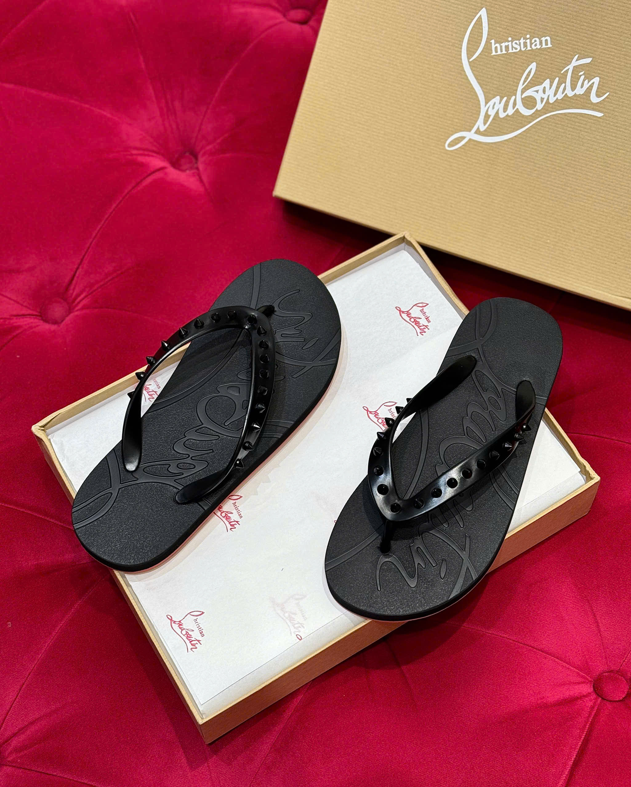 Dép tông xỏ ngón flip flop Louboutin logo đế khắc quai tán đinh Like Auth 38-43 MK