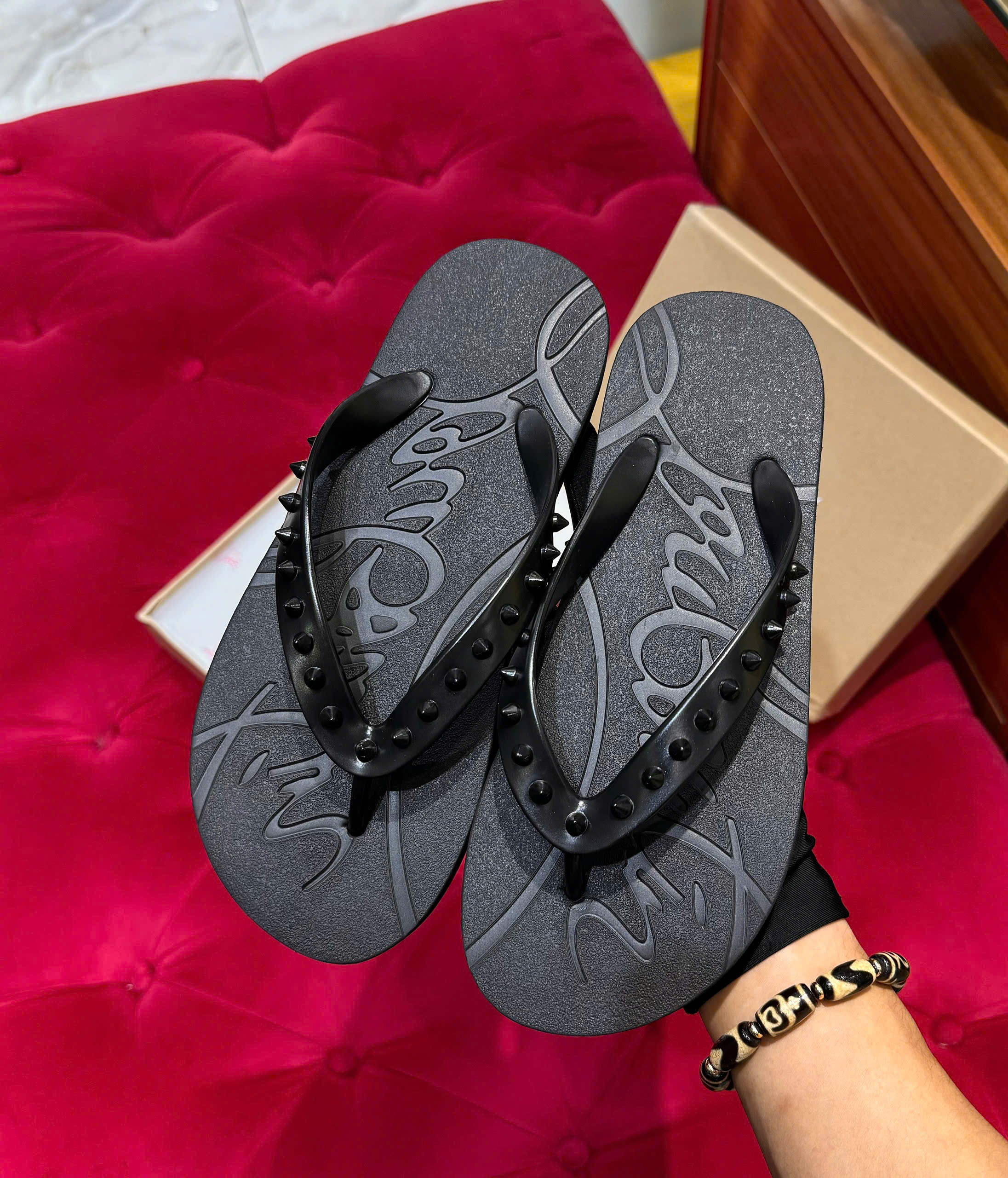 Dép tông xỏ ngón flip flop Louboutin logo đế khắc quai tán đinh Like Auth 38-43 MK