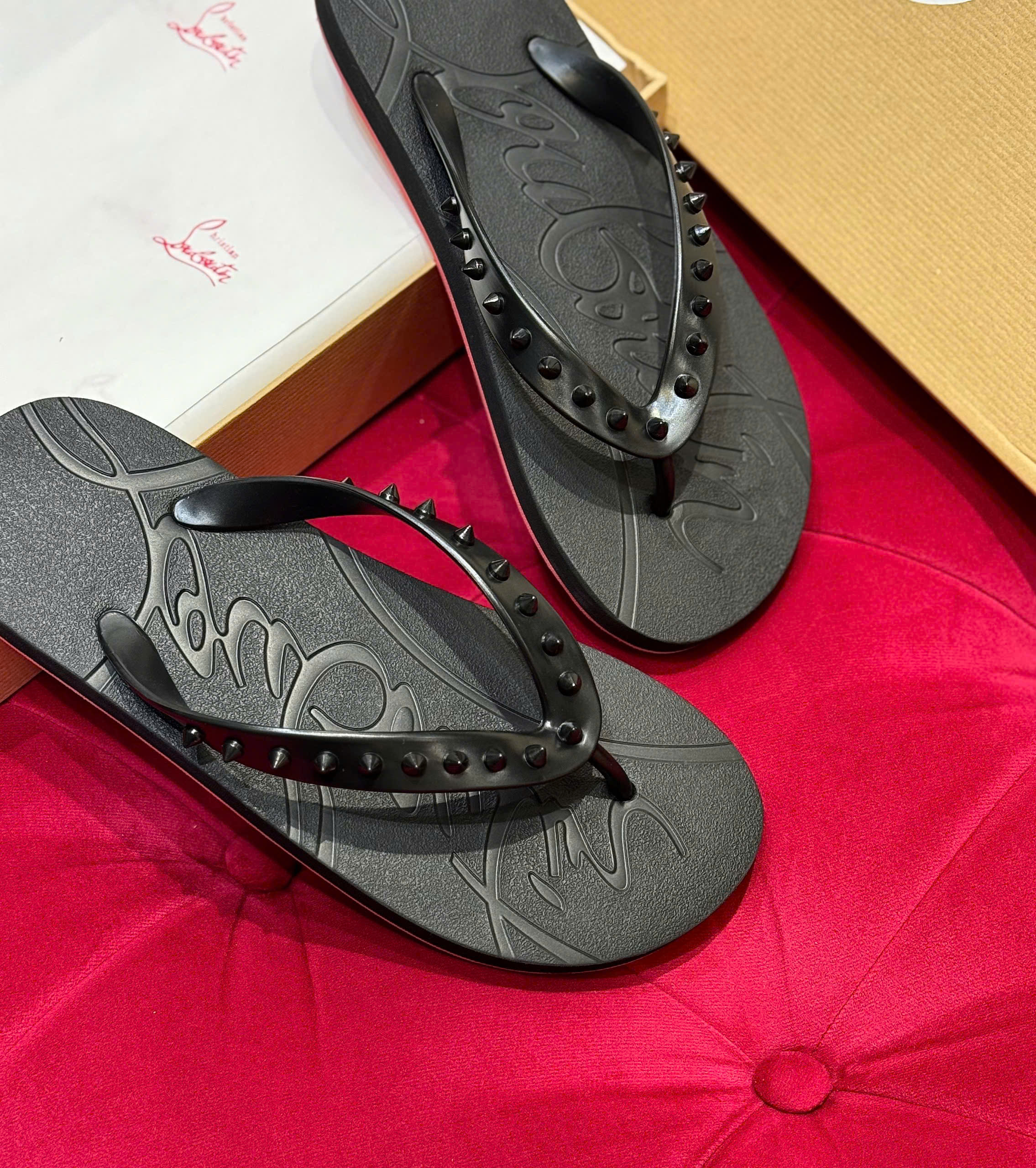 Dép tông xỏ ngón flip flop Louboutin logo đế khắc quai tán đinh Like Auth 38-43 MK