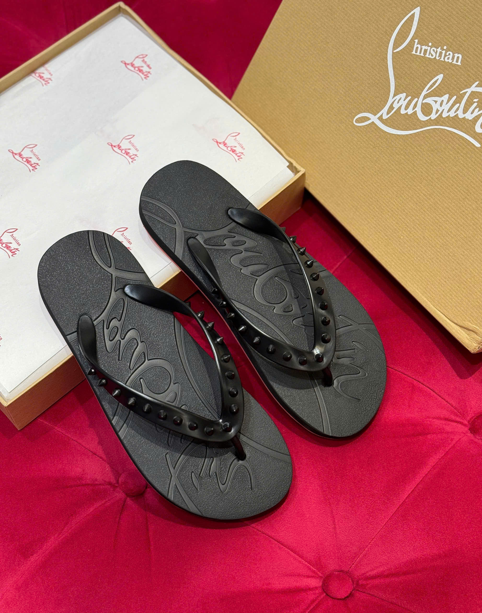 Dép tông xỏ ngón flip flop Louboutin logo đế khắc quai tán đinh Like Auth 38-43 MK