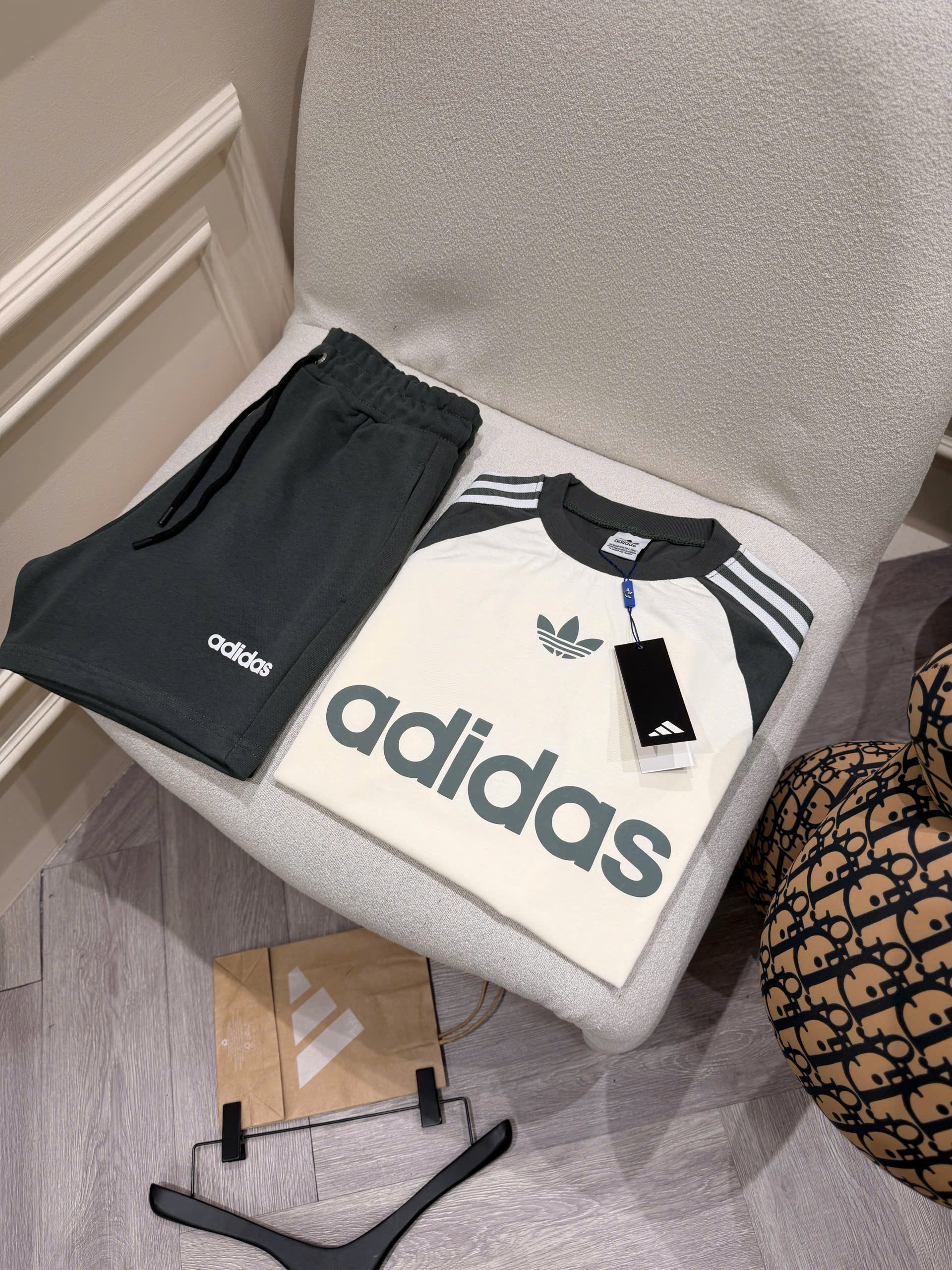 Set bộ thể thao hè Adidas logo ngực in dập nổi 2 lớp kẻ sọc vai Like Auth S-XL NV