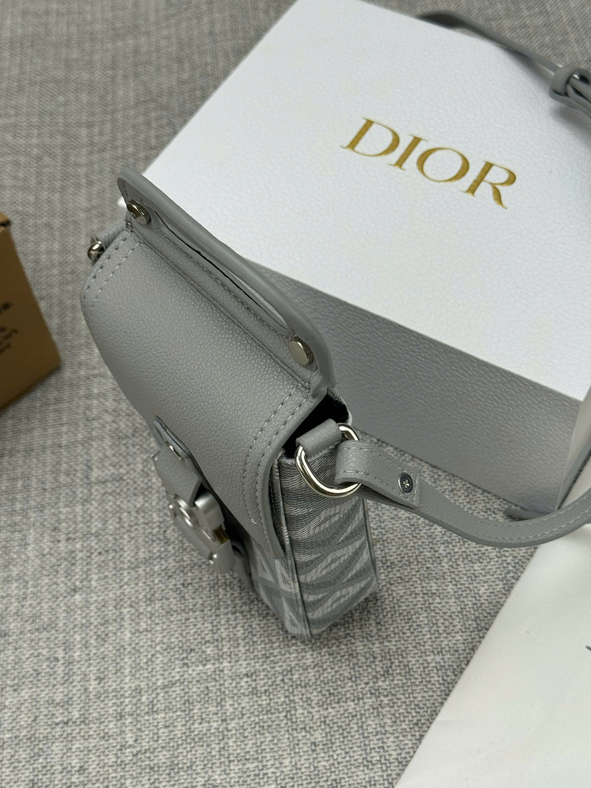 Túi đeo chéo Dior CD mini Phone Xám khóa cài nắp gập họa tiết họa tiết Kim Cương Like Auth NV
