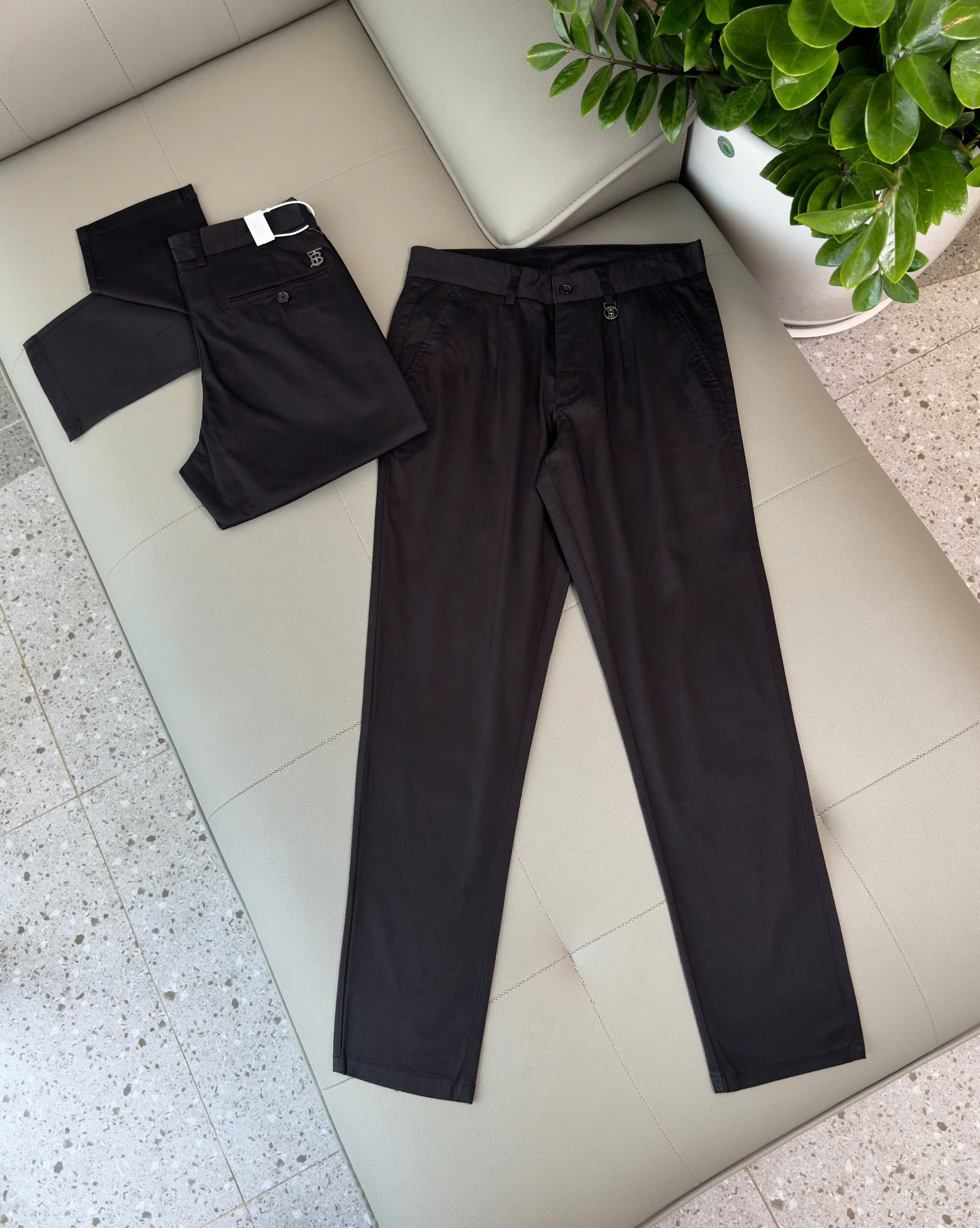 Quần kaki Burberry BBR Đen trơn logo tag TB Like Auth 28-36 DDT