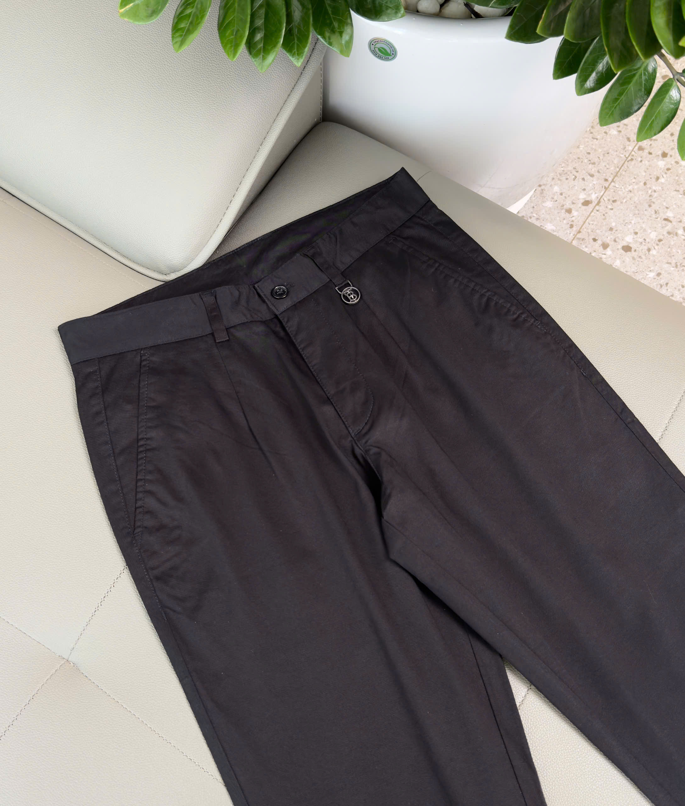 Quần kaki Burberry BBR Đen trơn logo tag TB Like Auth 28-36 DDT