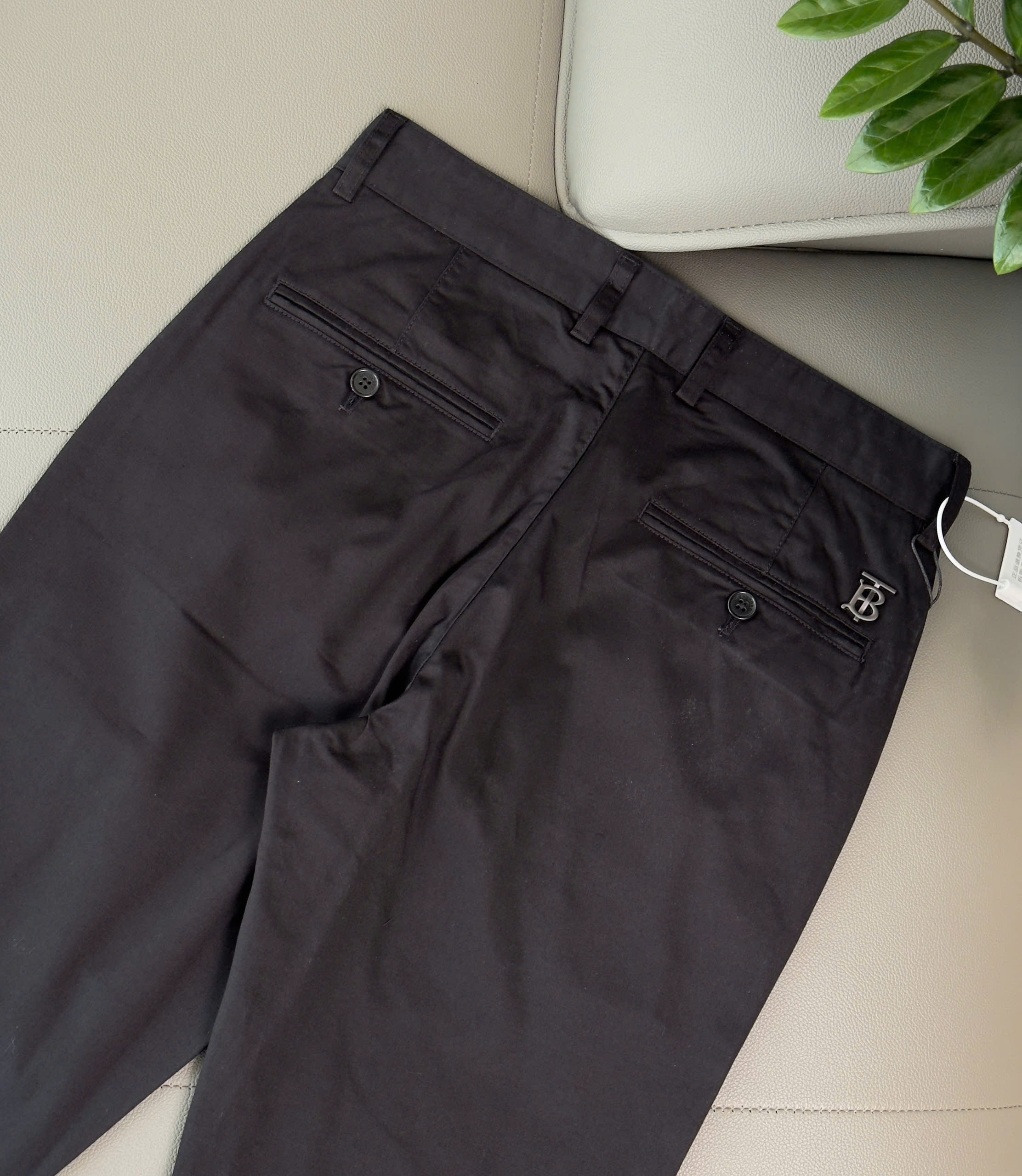 Quần kaki Burberry BBR Đen trơn logo tag TB Like Auth 28-36 DDT