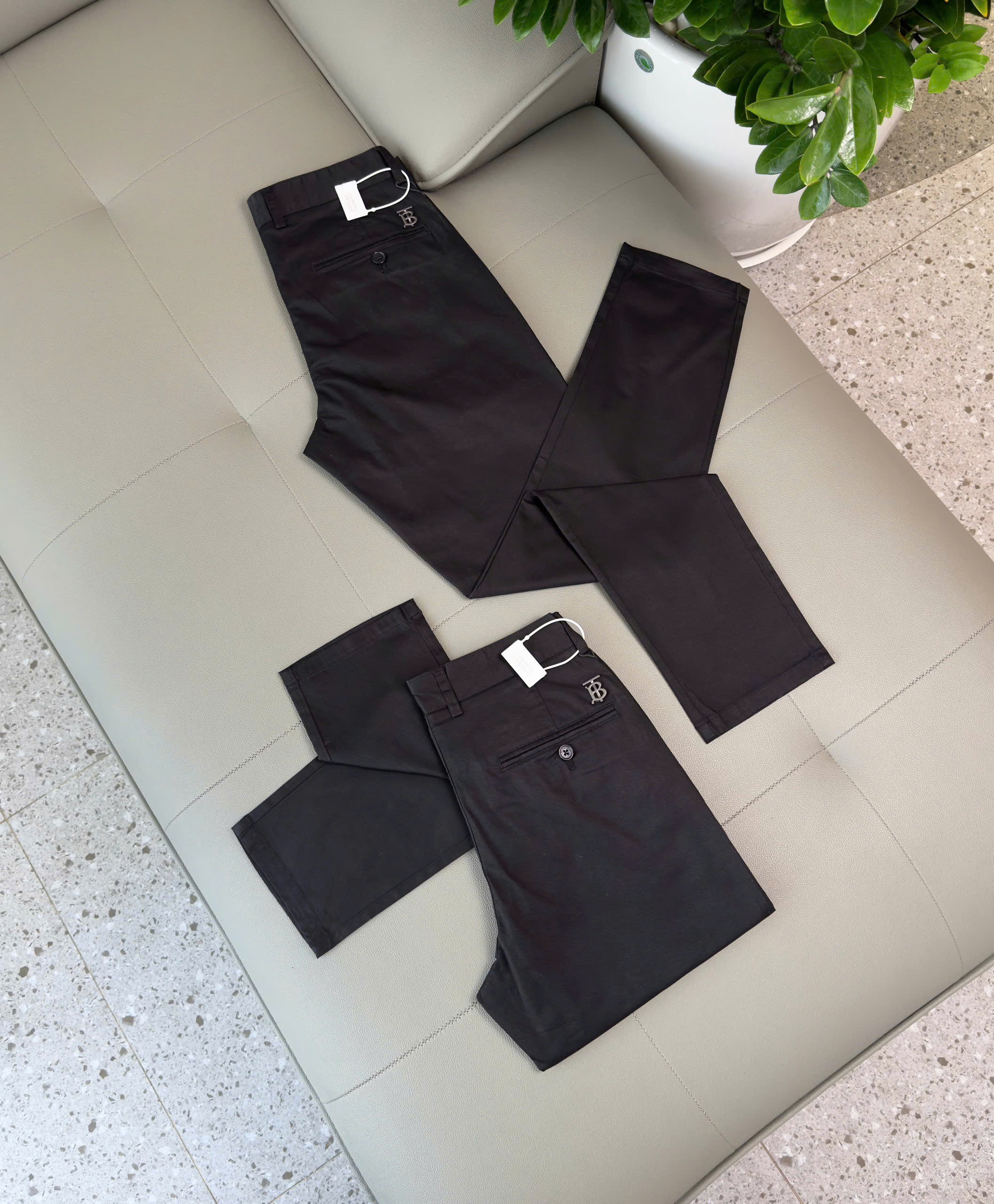 Quần kaki Burberry BBR Đen trơn logo tag TB Like Auth 28-36 DDT