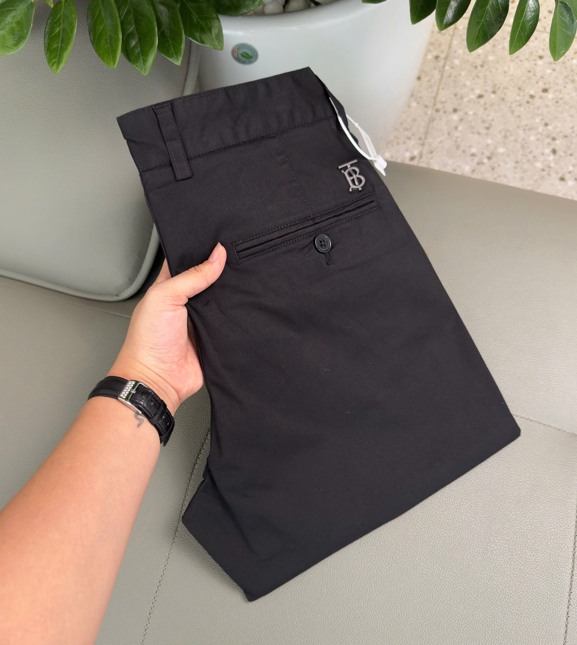 Quần kaki Burberry BBR Đen trơn logo tag TB Like Auth 28-36 DDT