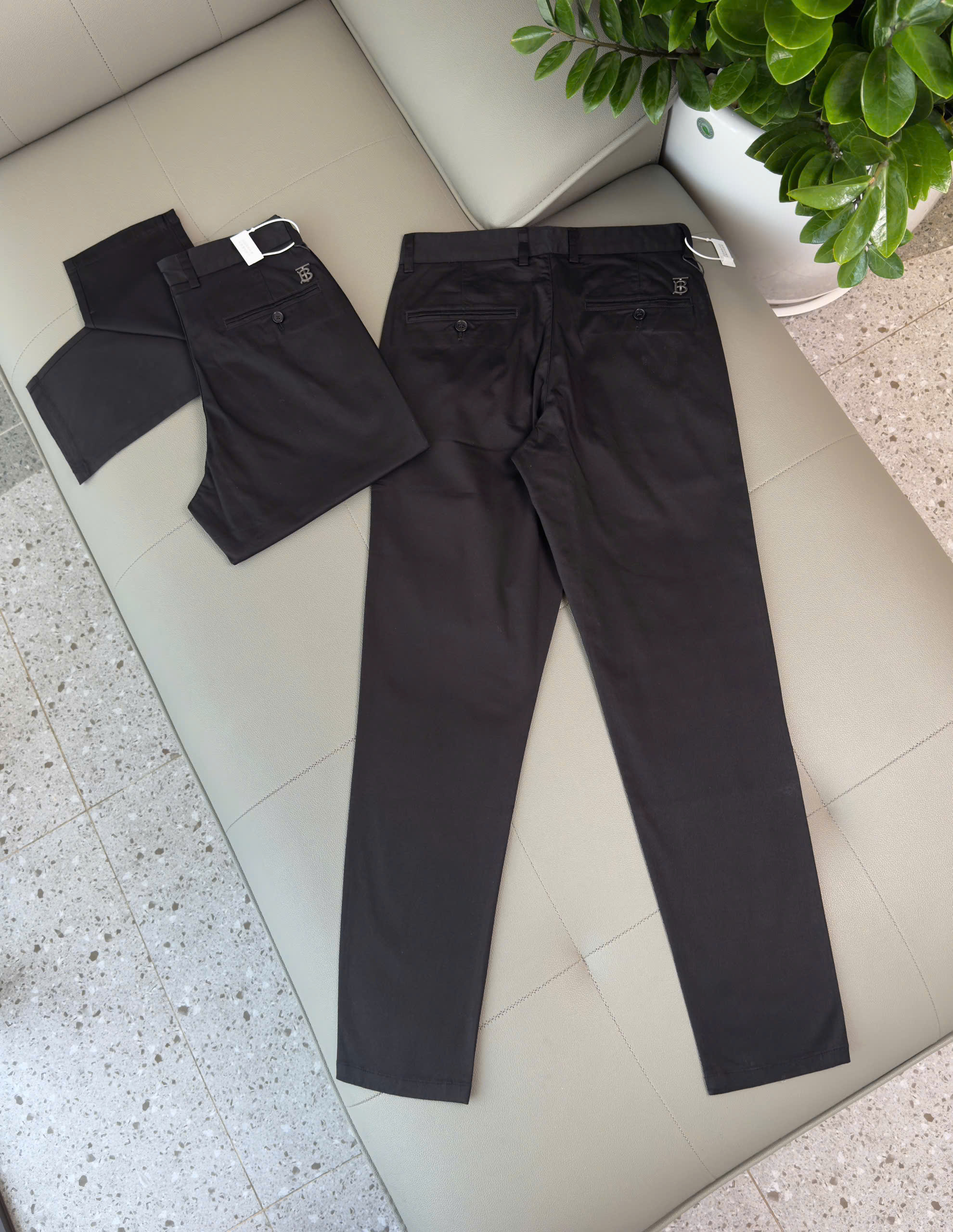 Quần kaki Burberry BBR Đen trơn logo tag TB Like Auth 28-36 DDT
