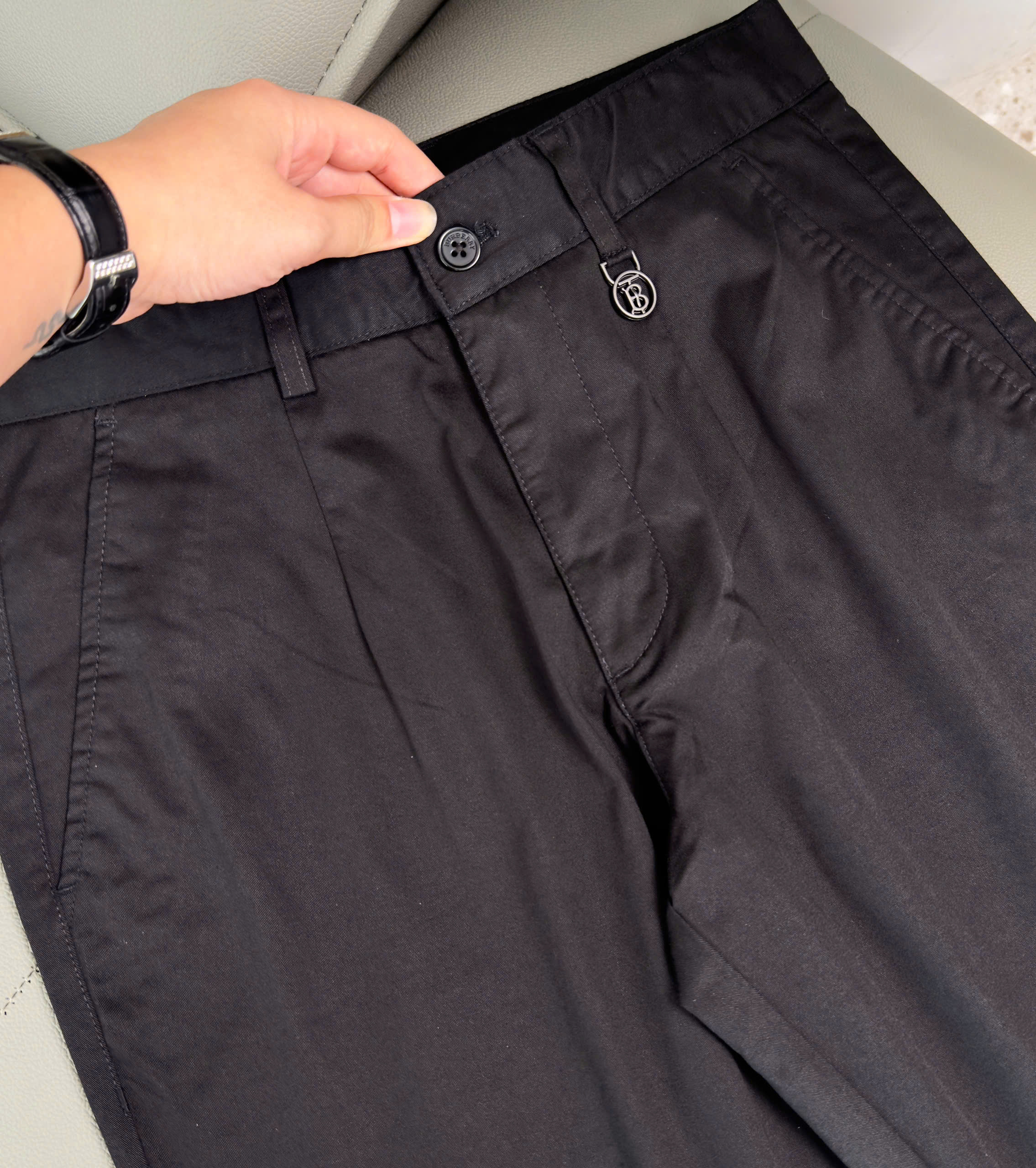 Quần kaki Burberry BBR Đen trơn logo tag TB Like Auth 28-36 DDT