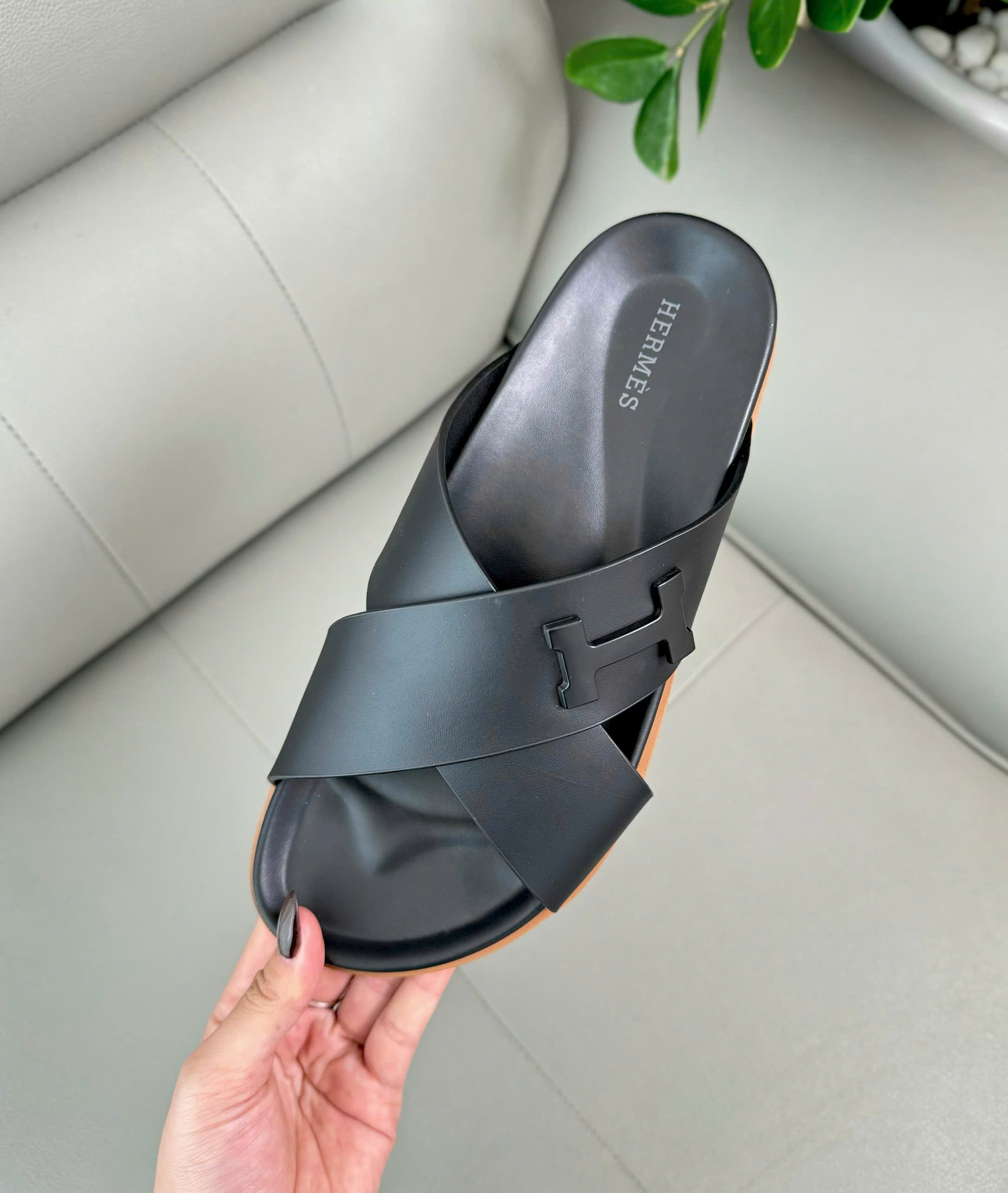 Dép lê Hermes HM quai chéo Đen sần logo tag chữ H Like Auth 38-43 DDT