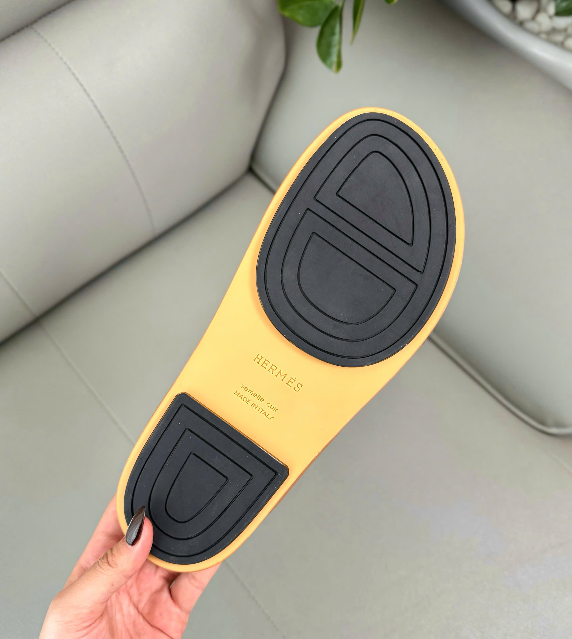Dép lê Hermes HM quai chéo Đen sần logo tag chữ H Like Auth 38-43 DDT