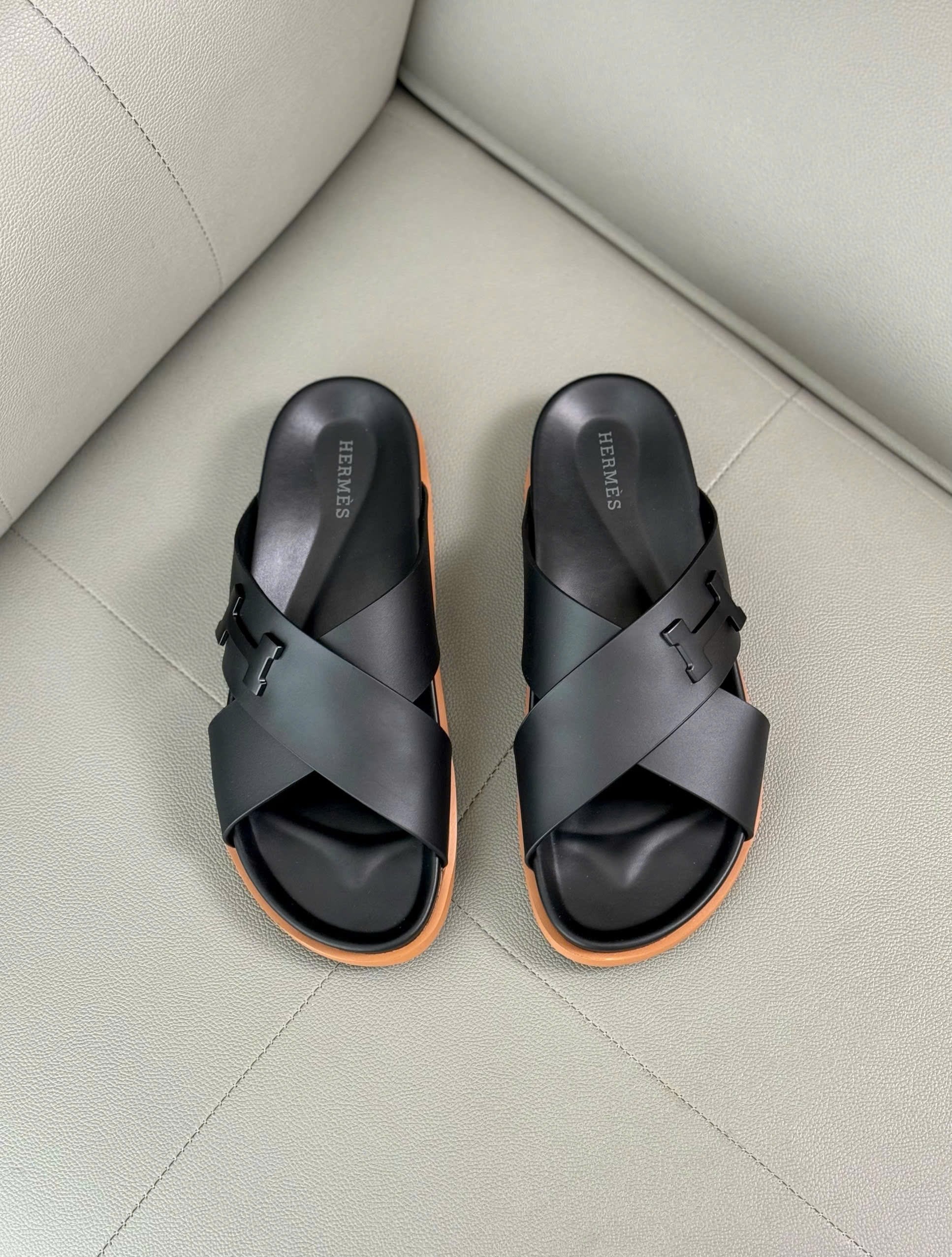 Dép lê Hermes HM quai chéo Đen sần logo tag chữ H Like Auth 38-43 DDT