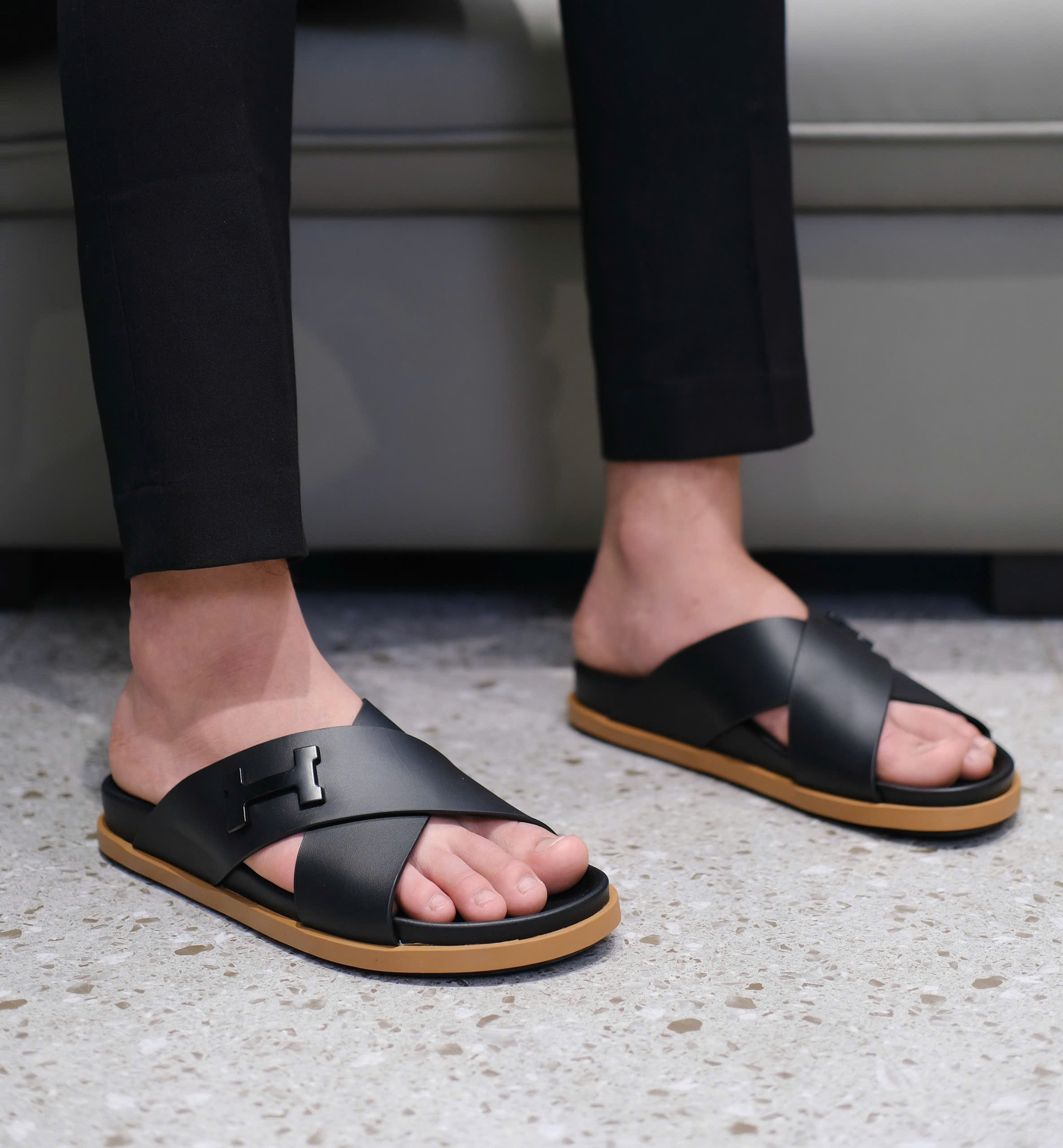 Dép lê Hermes HM quai chéo Đen sần logo tag chữ H Like Auth 38-43 DDT