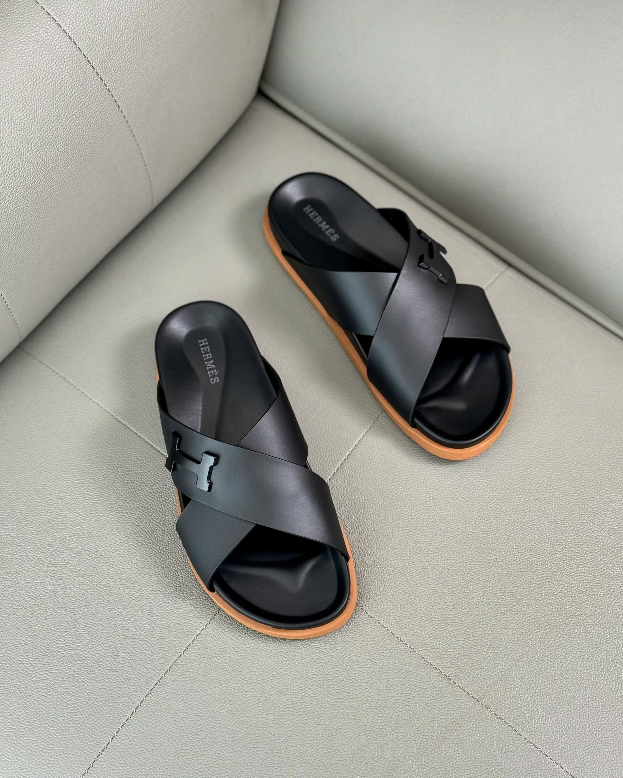 Dép lê Hermes HM quai chéo Đen sần logo tag chữ H Like Auth 38-43 DDT