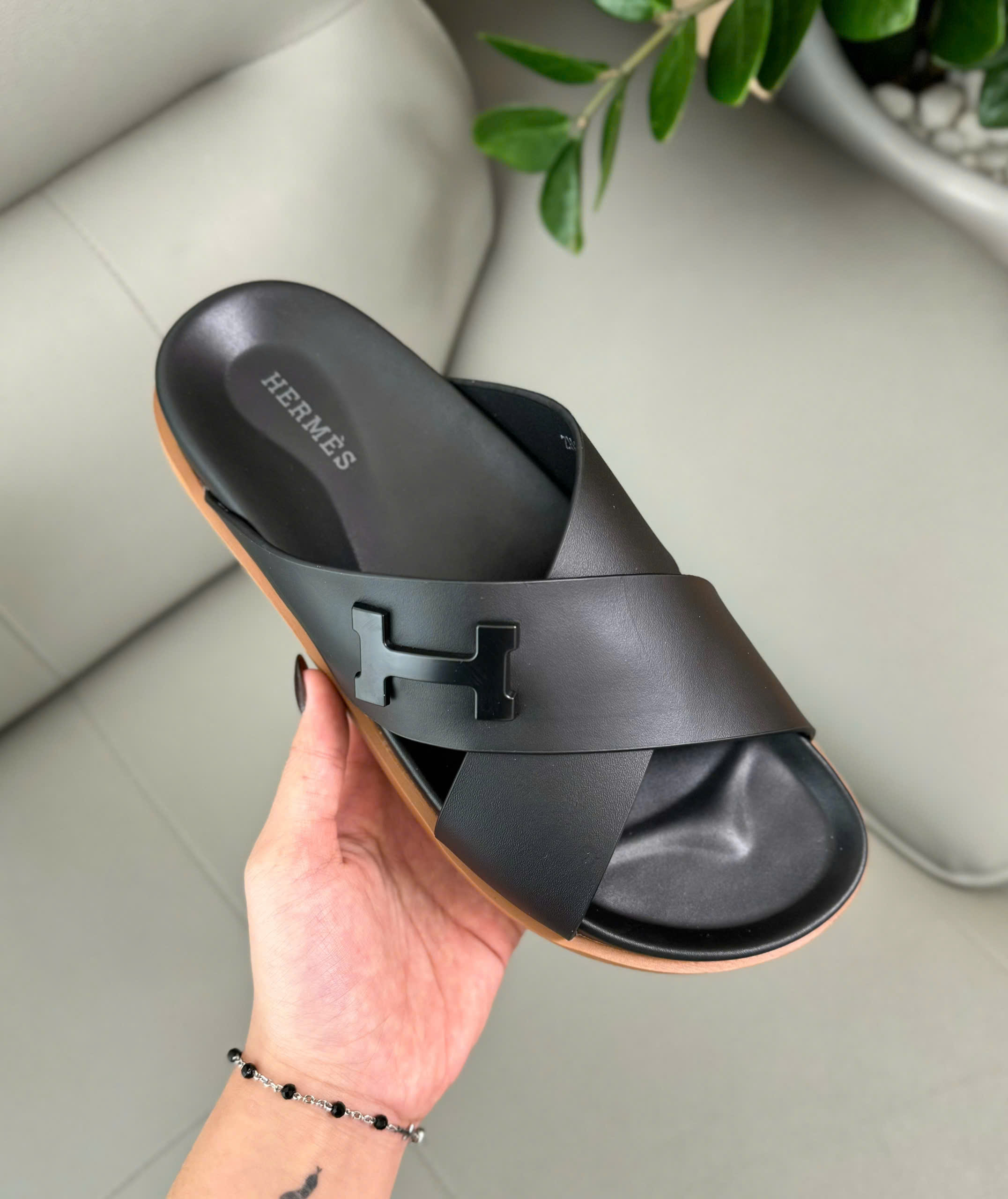 Dép lê Hermes HM quai chéo Đen sần logo tag chữ H Like Auth 38-43 DDT