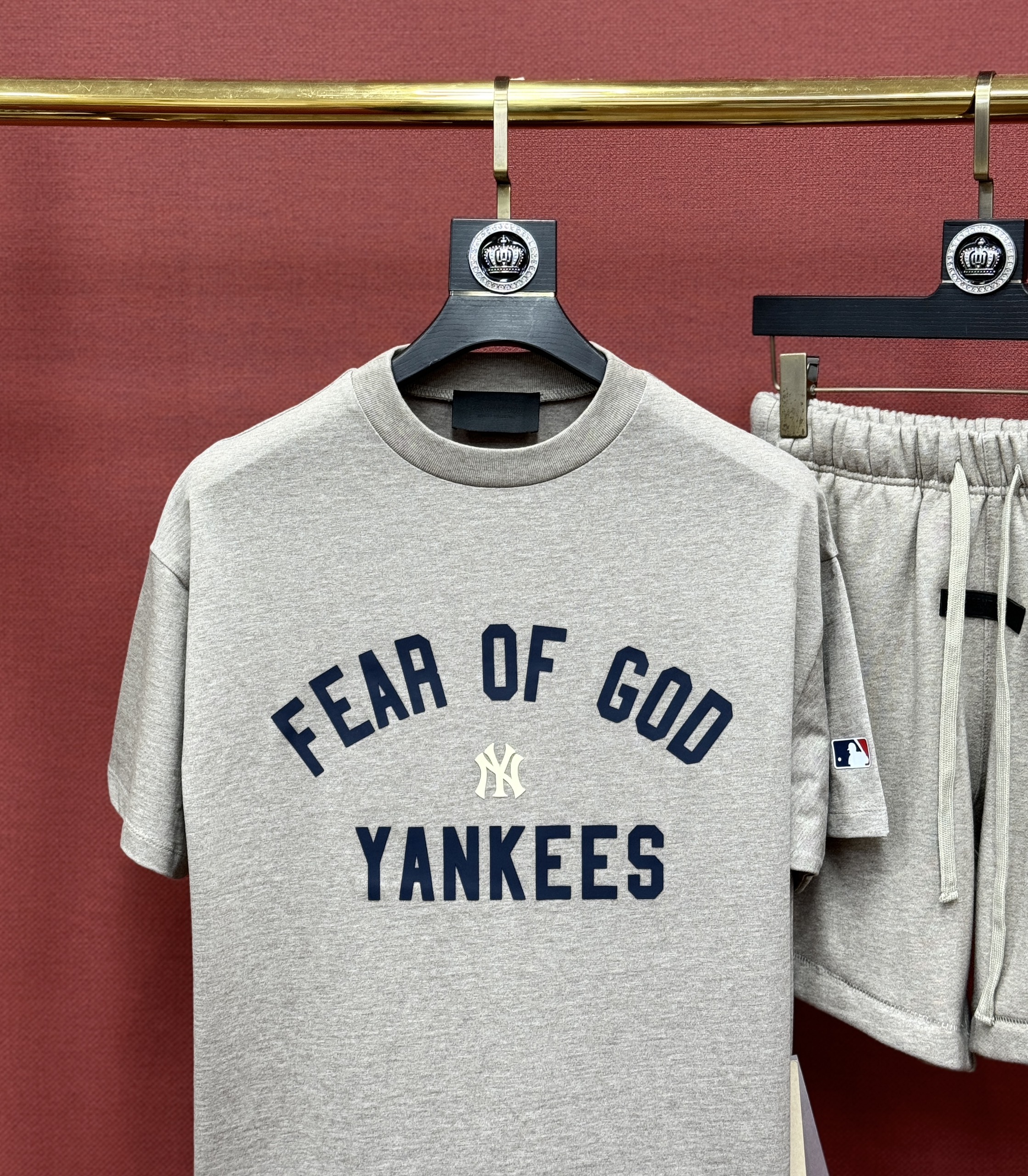 Set bộ thể thao hè Essentials x MLB Yankees Fear of God Xám Like Auth XS-L CD