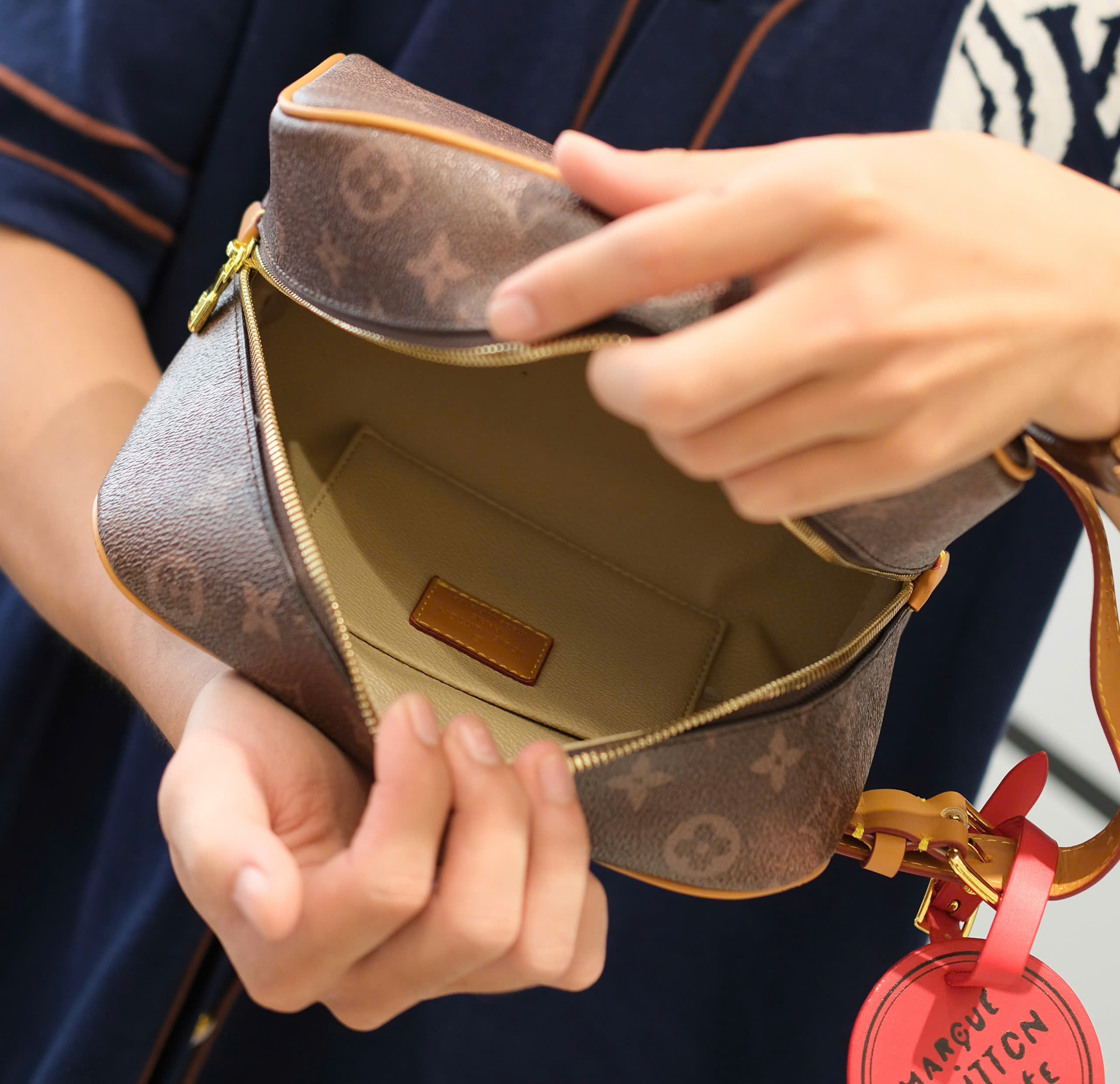 Túi ví Clutch Louis Vuitton LV Nâu tag viền Đỏ Cam  họa tiết monogram Like Auth 22x11x11 DDT