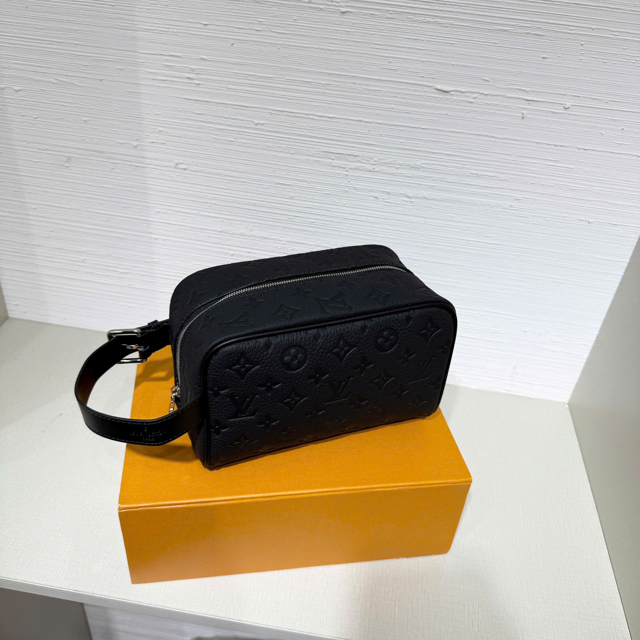 Túi ví Clutch Louis Vuitton LV Locker Dopp Kit Monogram Canvas vân khắc chìm Like Auth 23x13x12 PLD