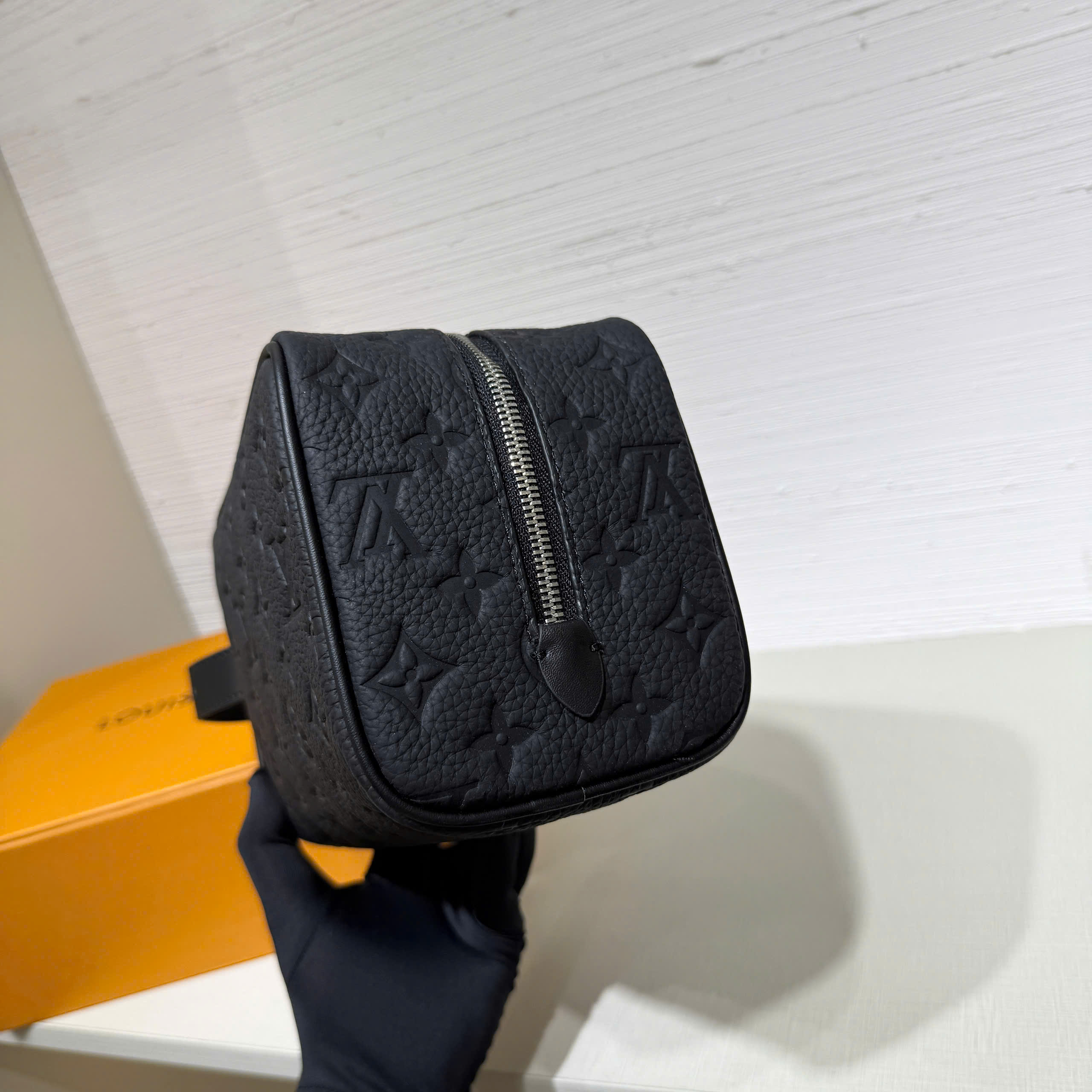 Túi ví Clutch Louis Vuitton LV Locker Dopp Kit Monogram Canvas vân khắc chìm Like Auth 23x13x12 PLD