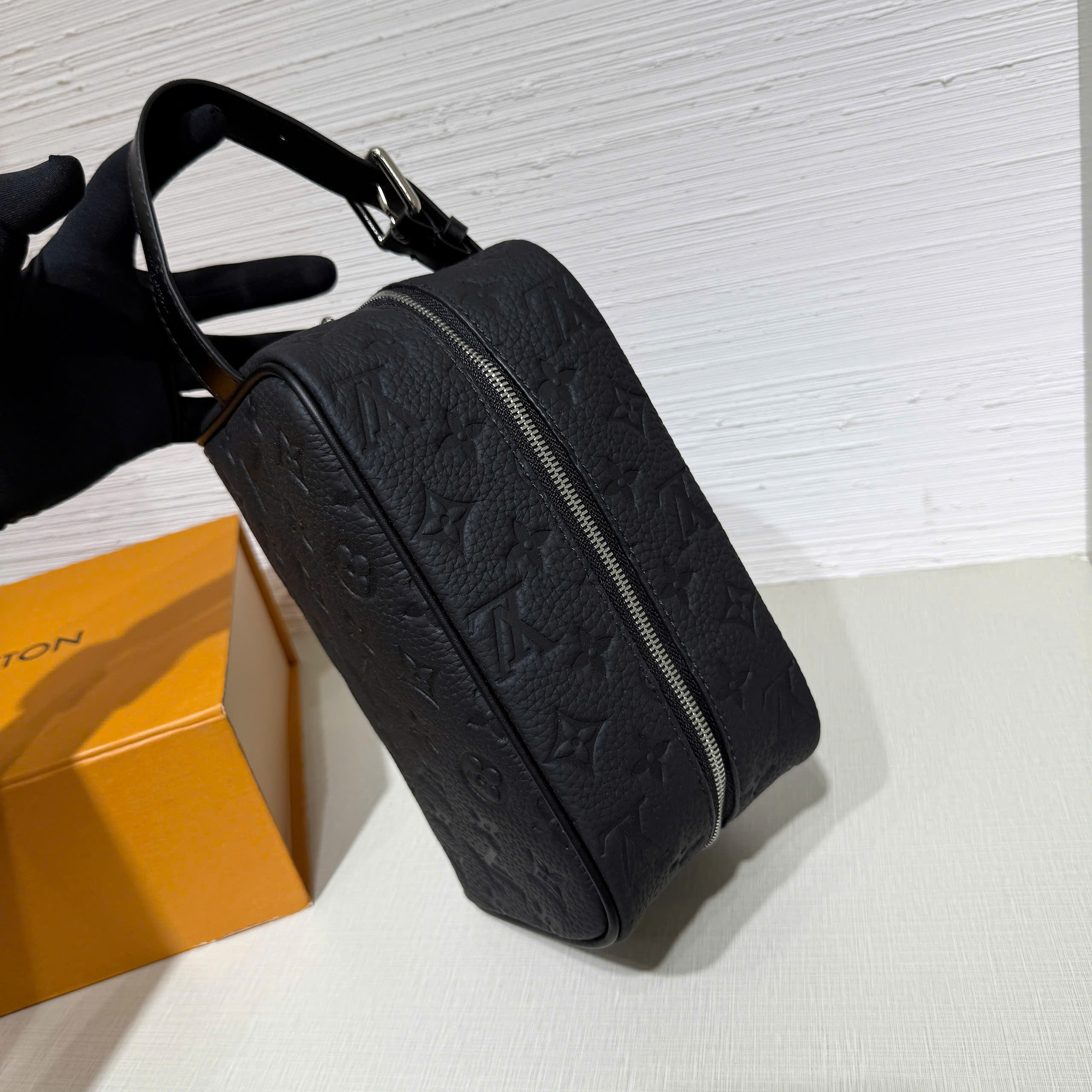 Túi ví Clutch Louis Vuitton LV Locker Dopp Kit Monogram Canvas vân khắc chìm Like Auth 23x13x12 PLD