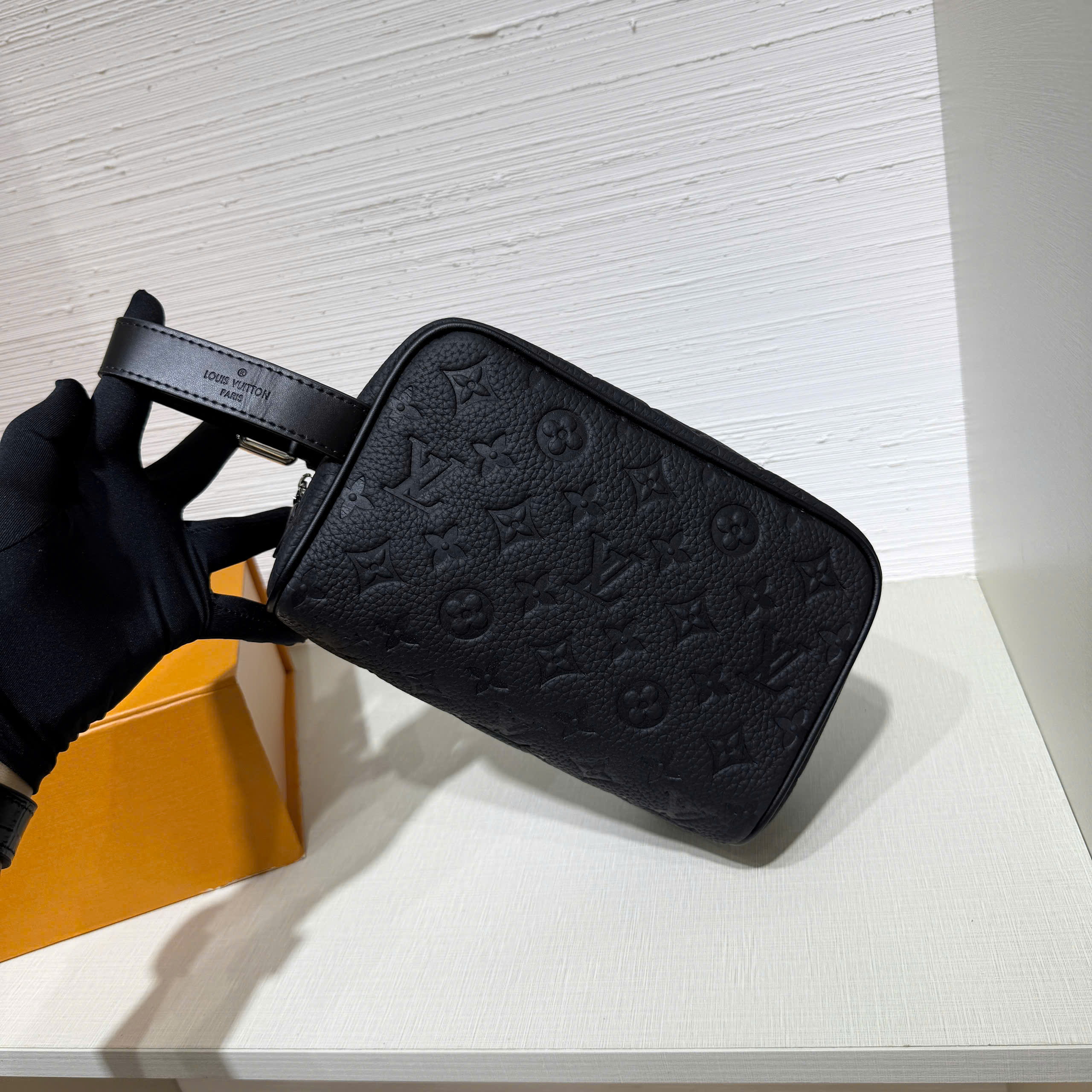 Túi ví Clutch Louis Vuitton LV Locker Dopp Kit Monogram Canvas vân khắc chìm Like Auth 23x13x12 PLD