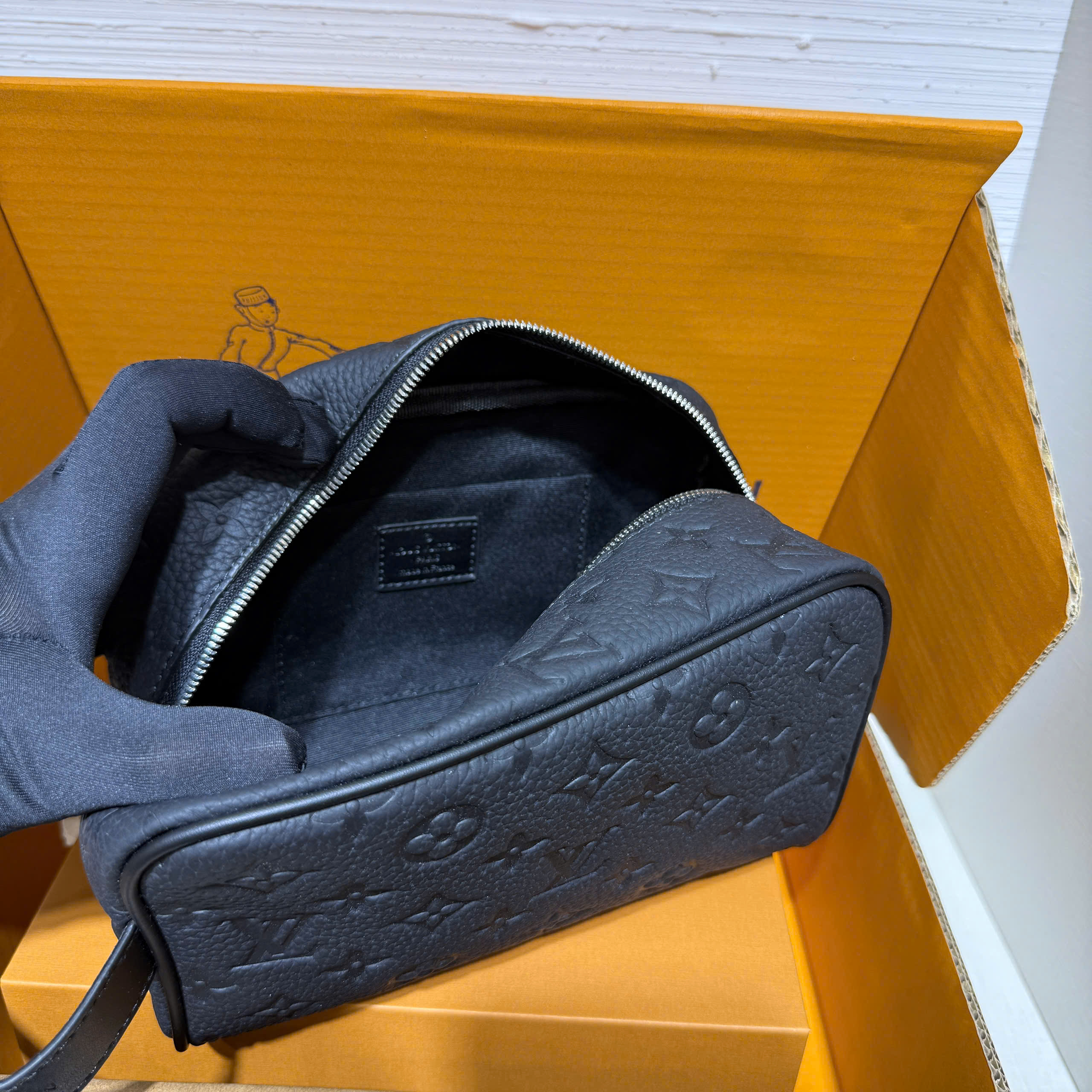 Túi ví Clutch Louis Vuitton LV Locker Dopp Kit Monogram Canvas vân khắc chìm Like Auth 23x13x12 PLD