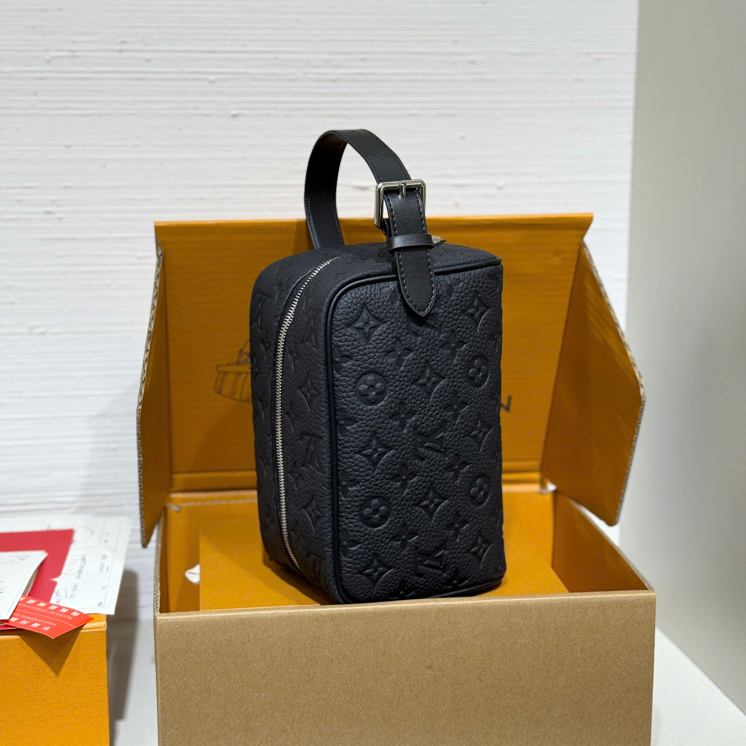 Túi ví Clutch Louis Vuitton LV Locker Dopp Kit Monogram Canvas vân khắc chìm Like Auth 23x13x12 PLD