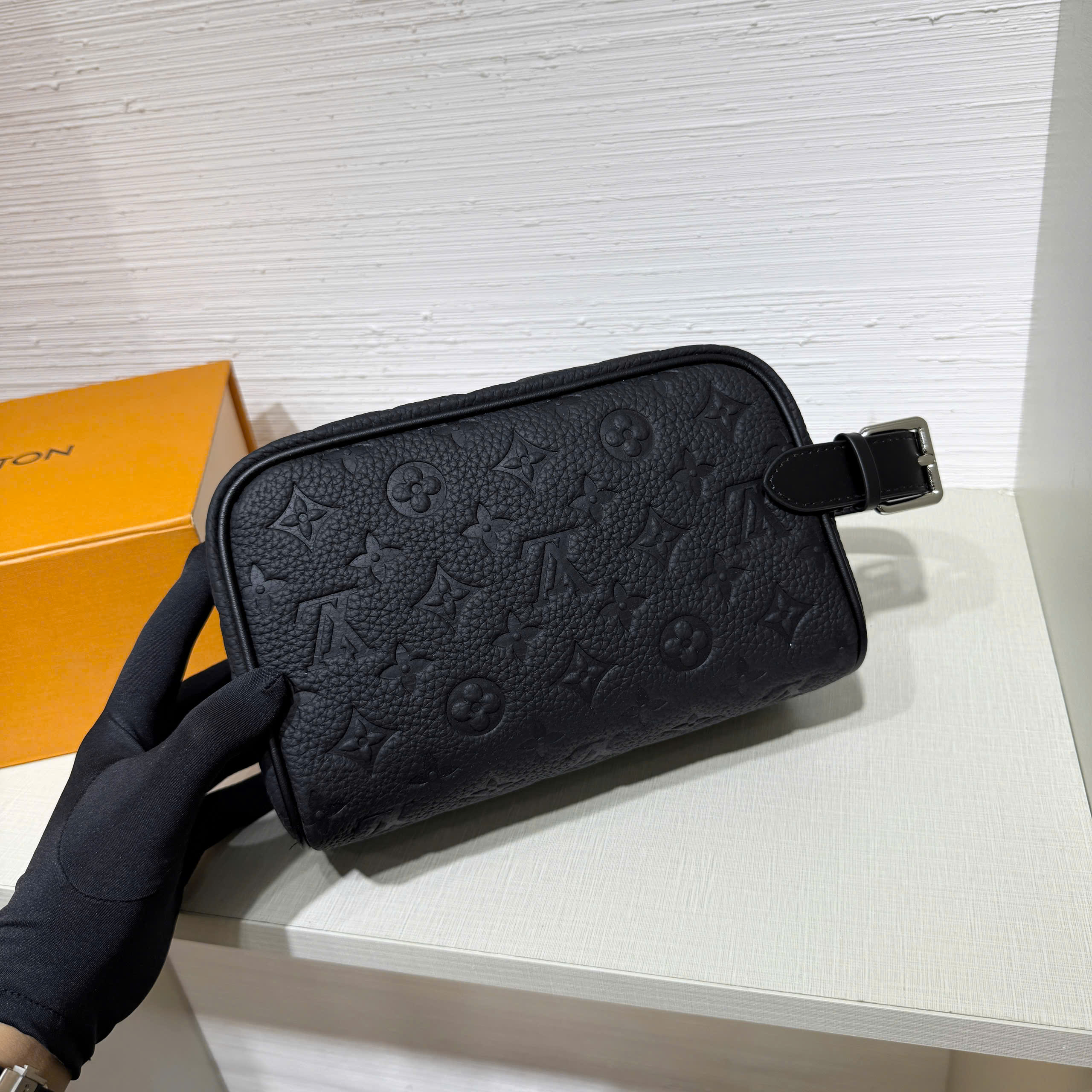 Túi ví Clutch Louis Vuitton LV Locker Dopp Kit Monogram Canvas vân khắc chìm Like Auth 23x13x12 PLD
