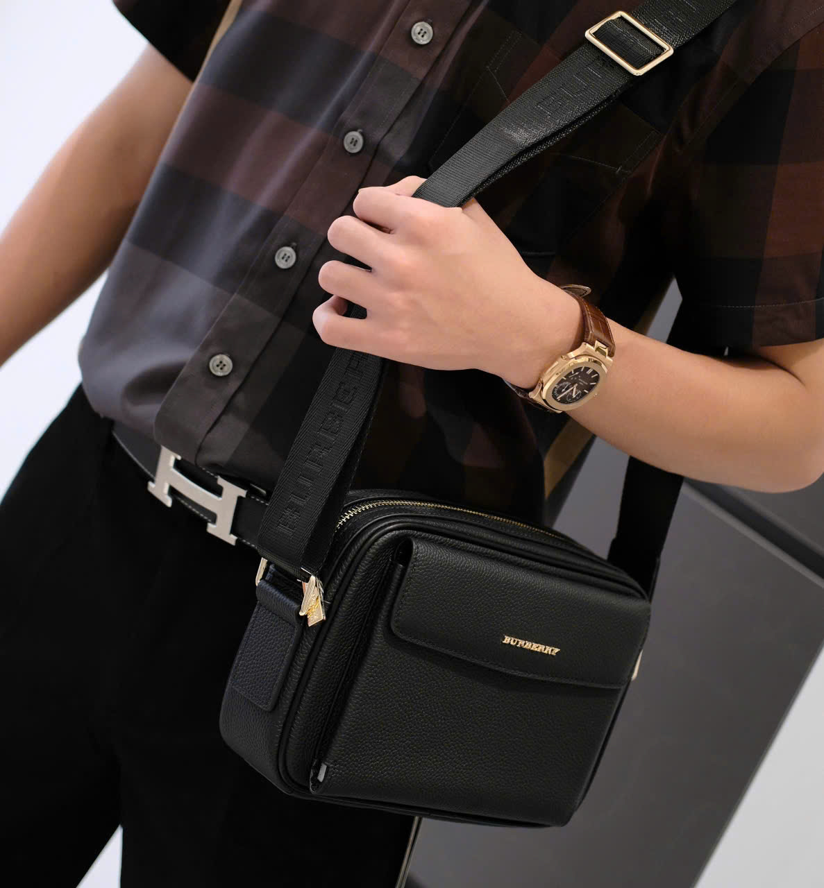 Túi đeo chéo Burberry BBR Đen sần nắp gập logo khóa Vàng Like Auth 25x16x7 DDT