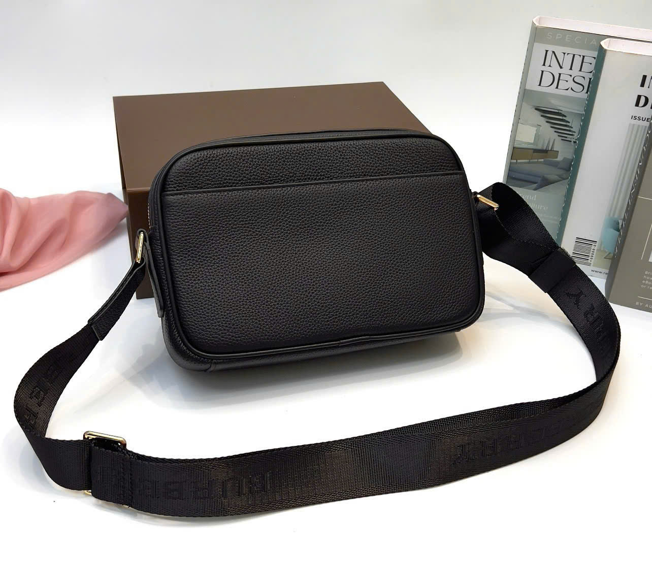 Túi đeo chéo Burberry BBR Đen sần nắp gập logo khóa Vàng Like Auth 25x16x7 DDT