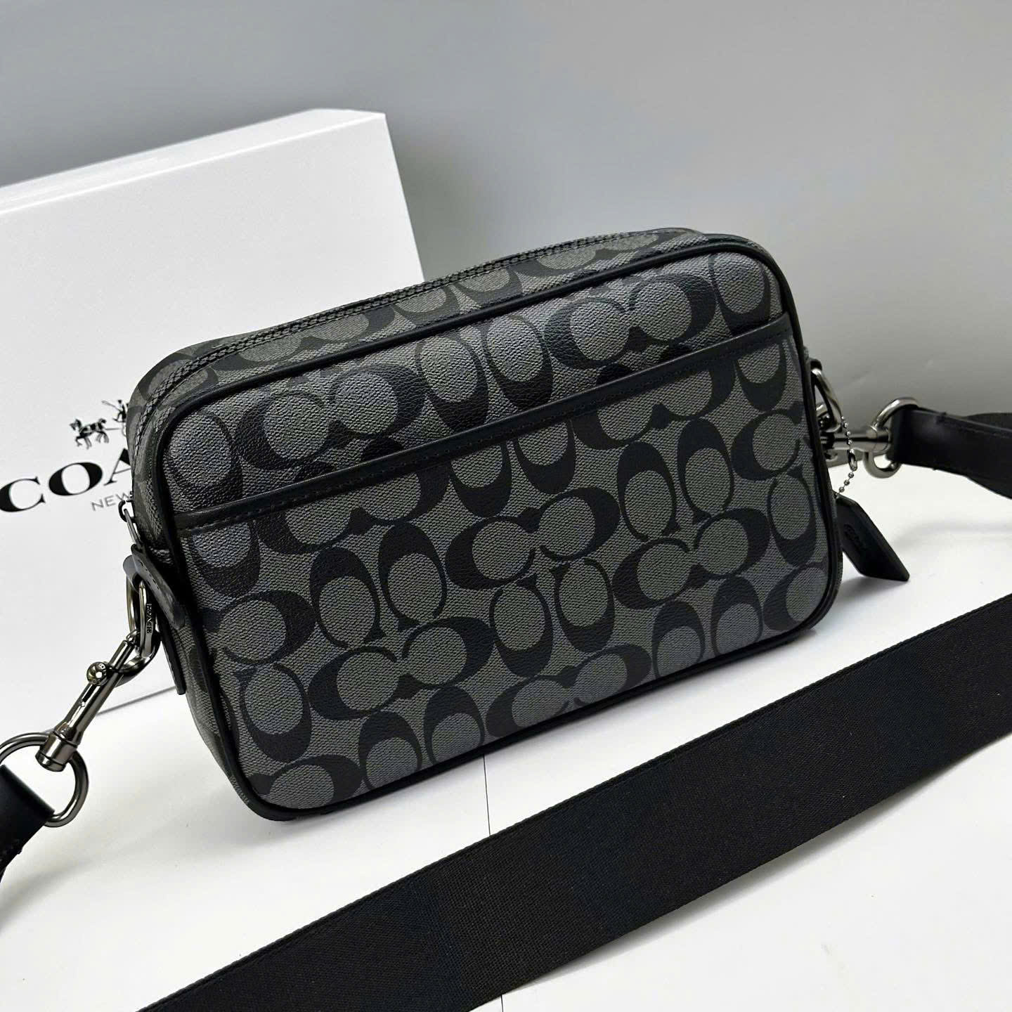 Túi đeo chéo Coach Đen xám logo full Like Auth 25x18x6 DDT