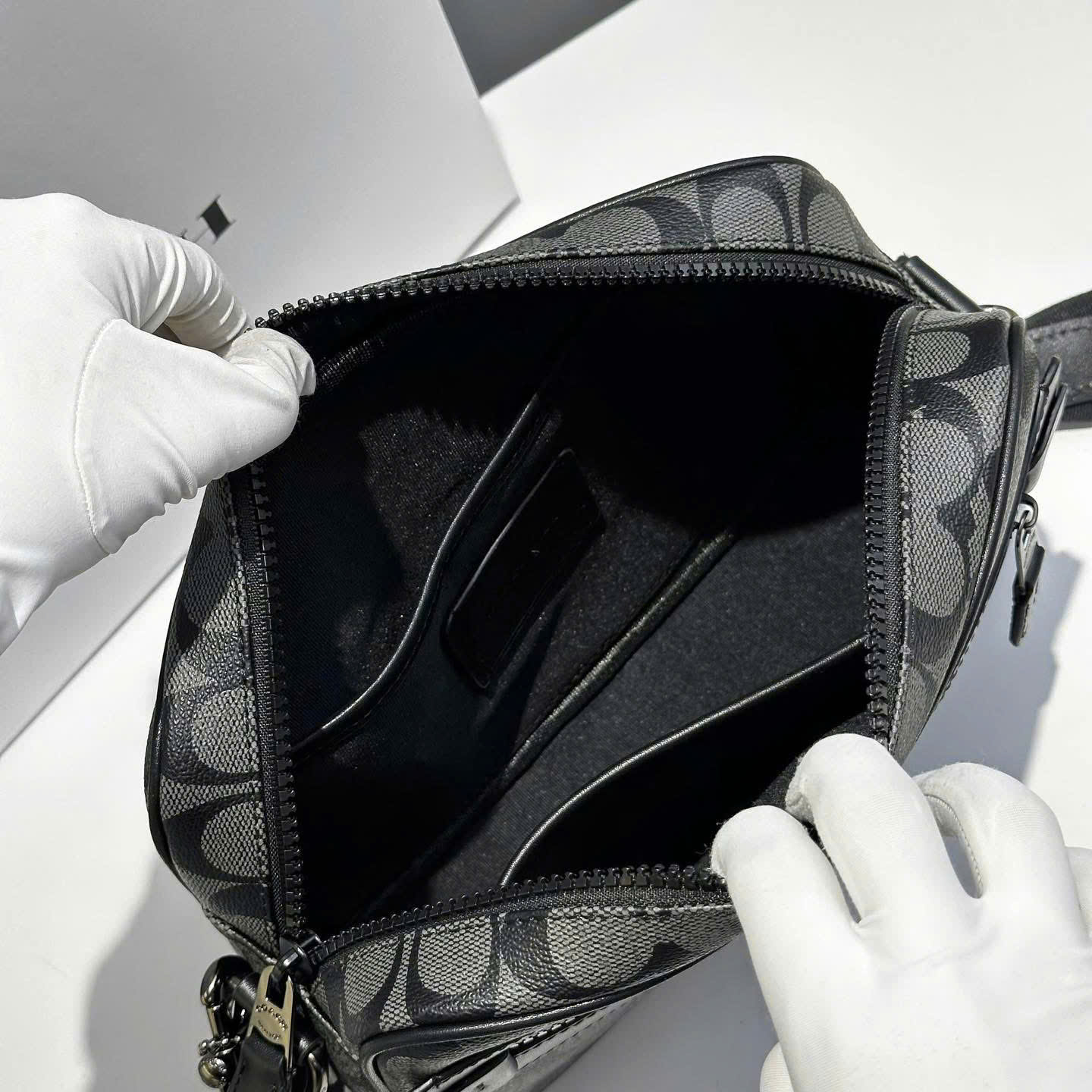 Túi đeo chéo Coach Đen xám logo full Like Auth 25x18x6 DDT