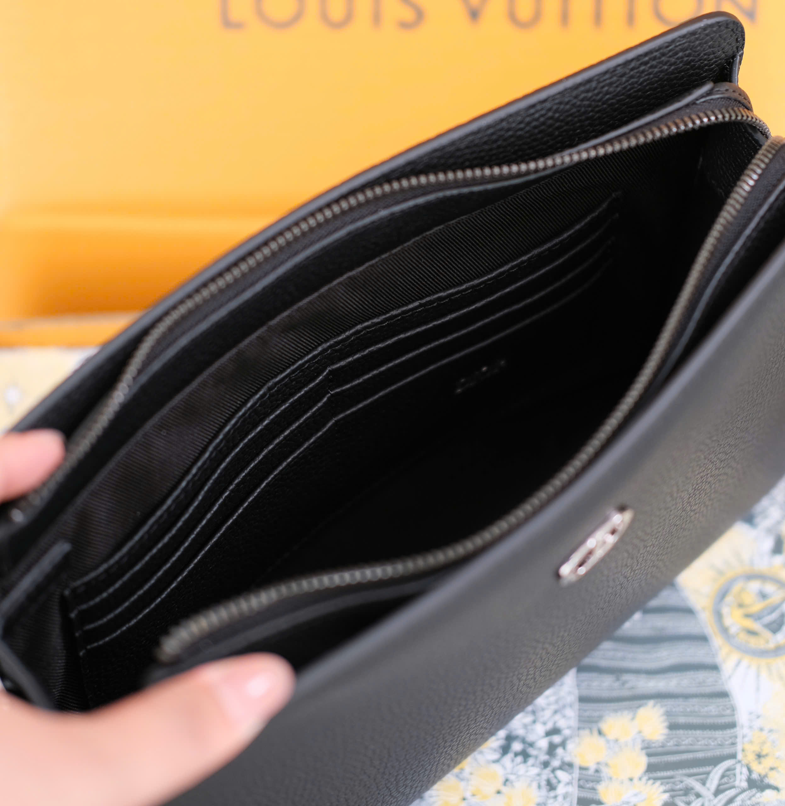 Túi ví Clutch bẹt Dior đên sần logo CD tag bạc Like Auth 27x20x7 DDT