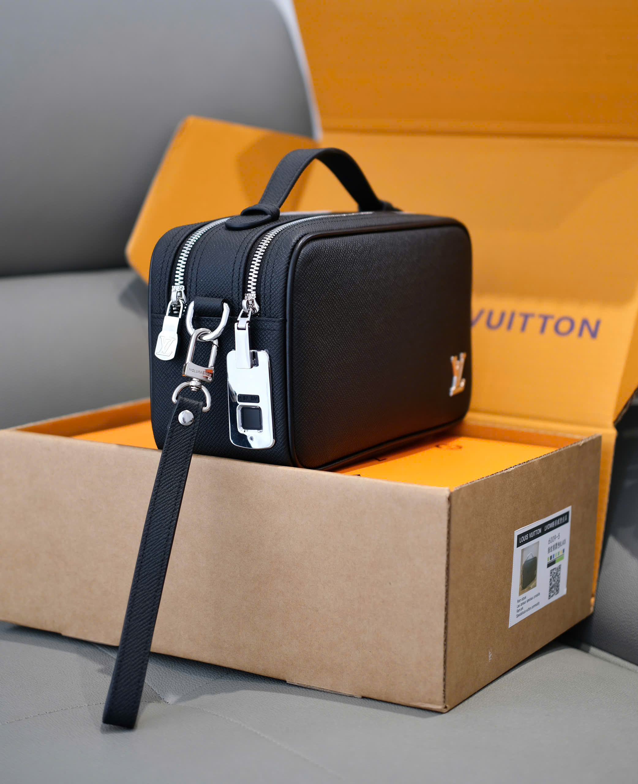 Túi ví Clutch Louis Vuitton LV taiga Đen sần logo tag bạc khóa vân tay Like Auth 25x15x10 DDT