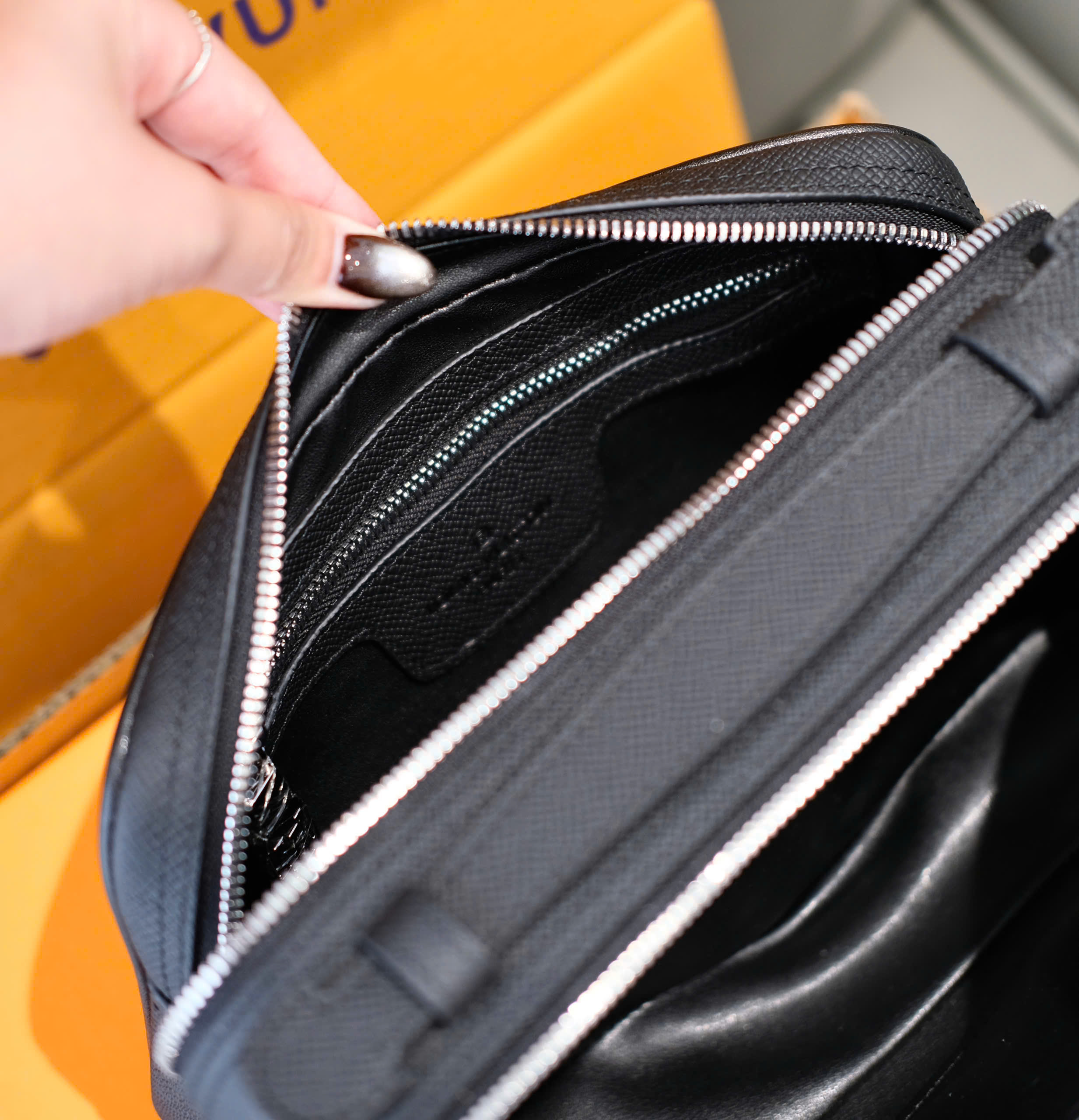 Túi ví Clutch Louis Vuitton LV taiga Đen sần logo tag bạc khóa vân tay Like Auth 25x15x10 DDT